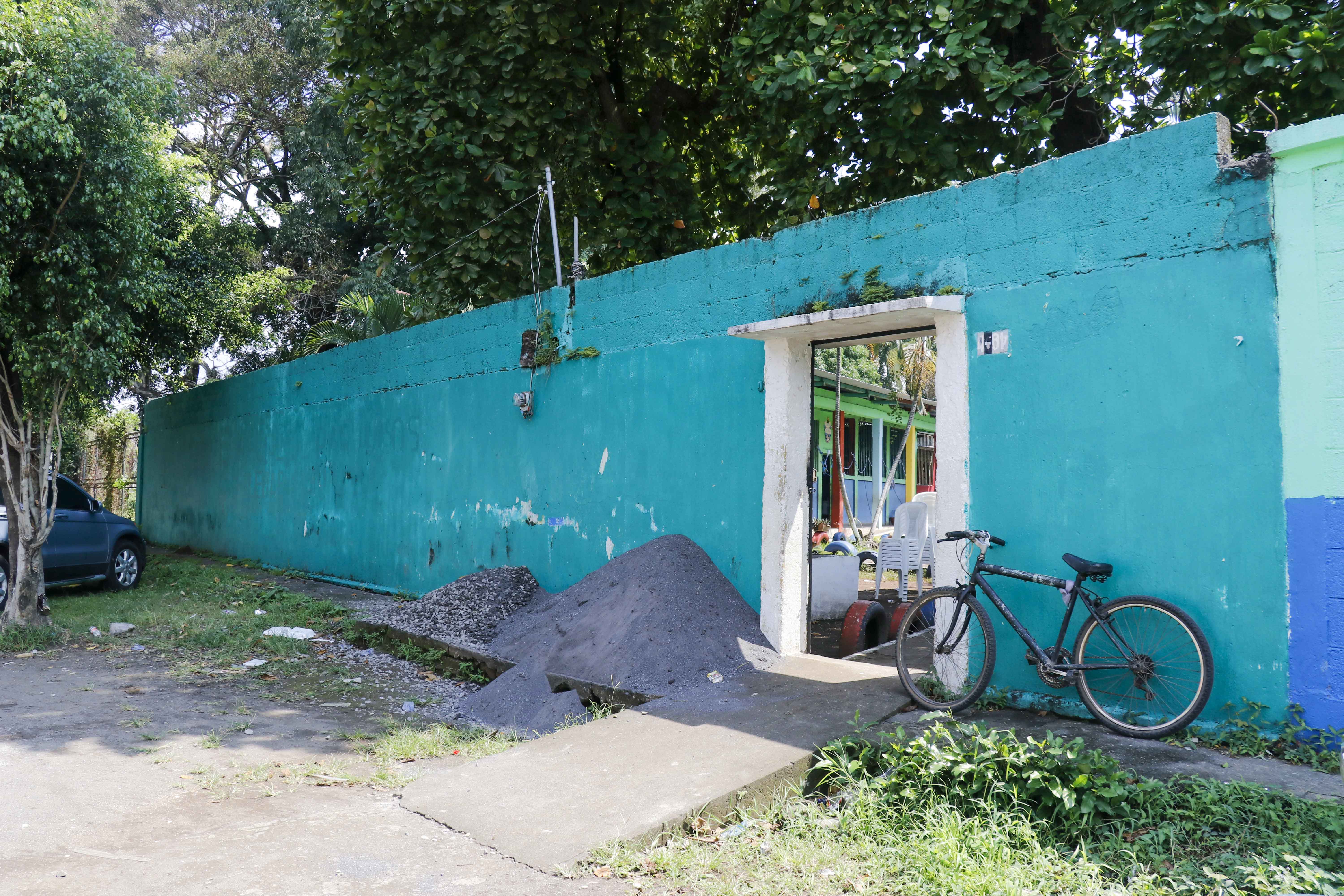 Se espera que las cámaras sean instaladas frente a la Escuela de Párvulos Soledad Ayau, zona 3 de Retalhuleu. (Foto Prensa Libre: Rolando Miranda)