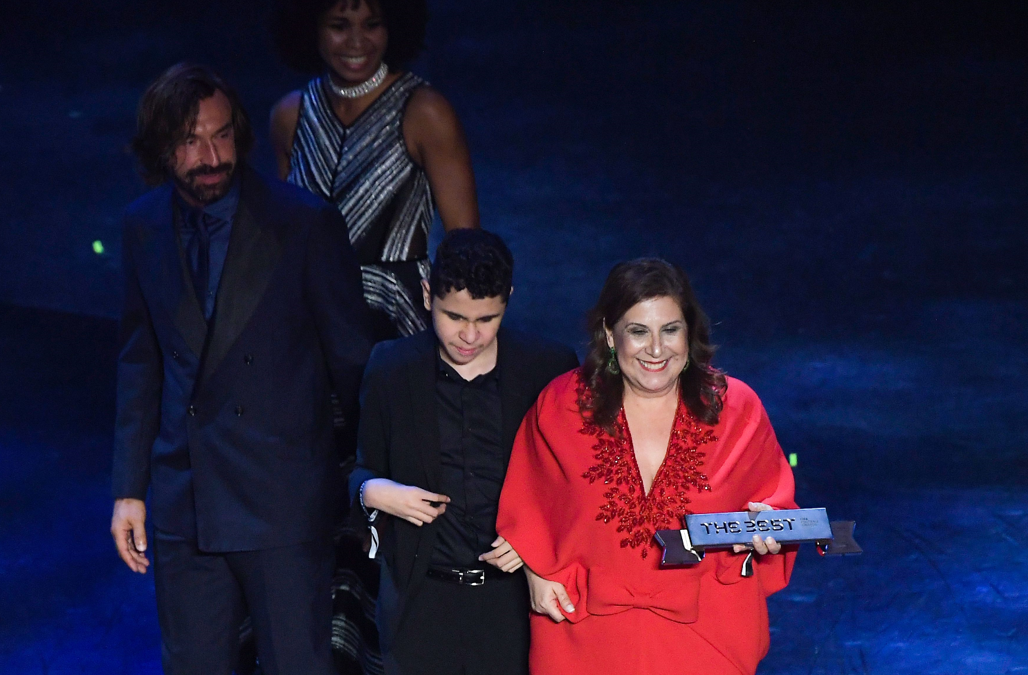 Silvia Grecco al momento de recibir el premio The Best junto a su hijo Nickollas. (Foto Prensa Libre: AFP)