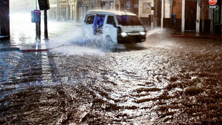 Las calles de Guatemala se ven afectadas constantemente por inundaciones (Foto: Hemeroteca PL).