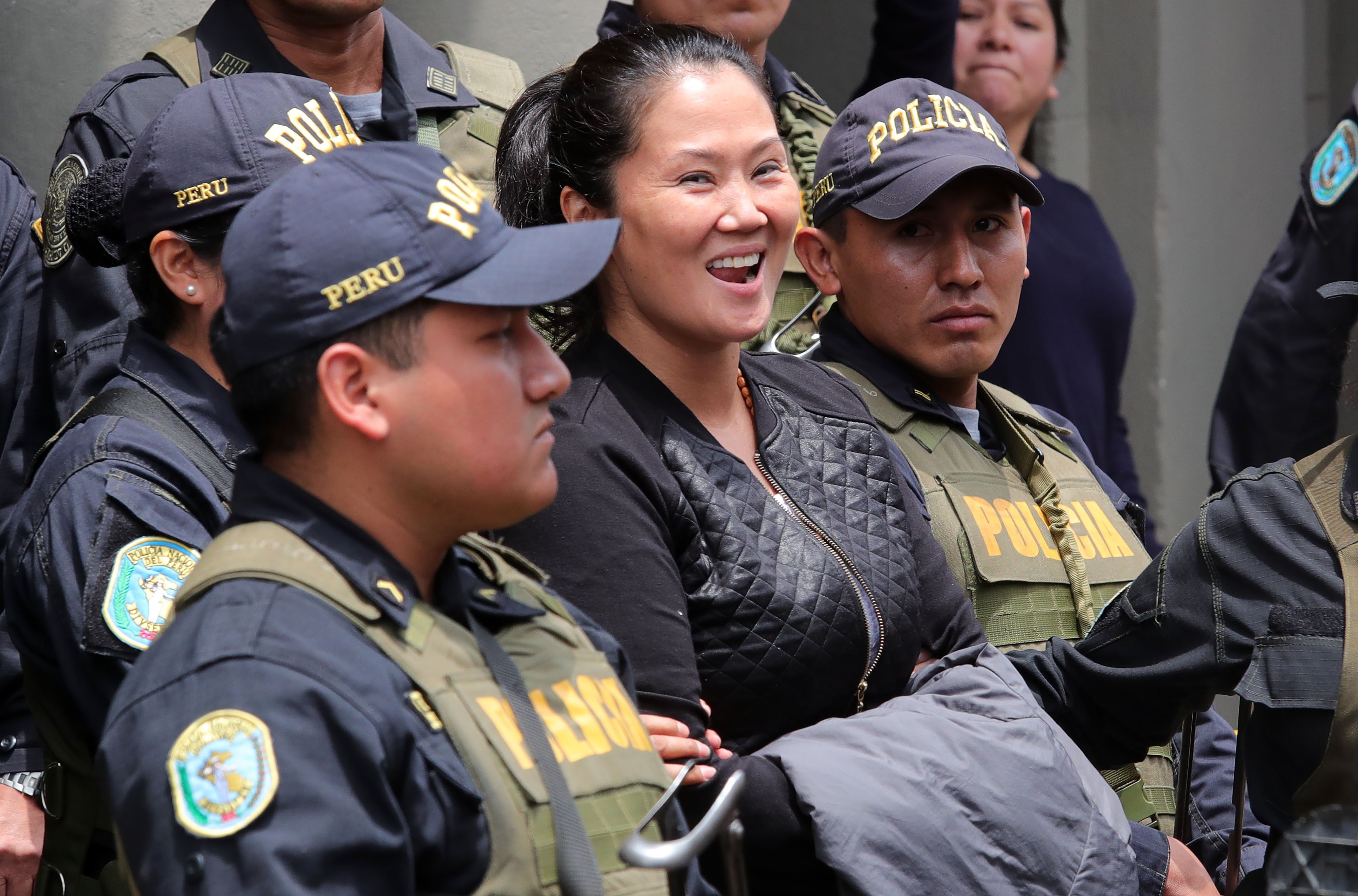 AME6761. LIMA (PERÚ), 12/09/2019.- Fotografía de archivo del 1 de noviembre de 2018 que muestra a Keiko Fujimori (c), principal líder de la oposición en Perú, mientras es trasladada a un penal para cumplir prisión preventiva, desde la carceleta del Palacio de Justicia, en Lima (Perú). La jueza del Supremo Susana Castañeda resolvió este jueves reducir la prisión preventiva contra la lideresa opositora peruana Keiko Fujimori de 36 a 18 meses, que se cumplirán el 30 de abril de 2020, mientras es investigada por los presuntos aportes de la empresa Odebrecht a sus campañas de 2011 y 2016. EFE/Ernesto Arias/ARCHIVO