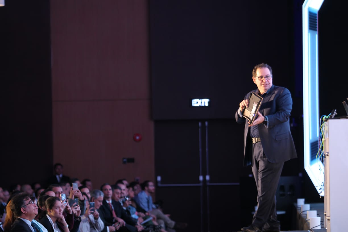 Kevin Mitnick, famoso hacker demostró las diferentes maneras en como los dispositivos electrónicos son vulnerables a ataques. (Foto Prensa Libre: Norvin Mendoza)