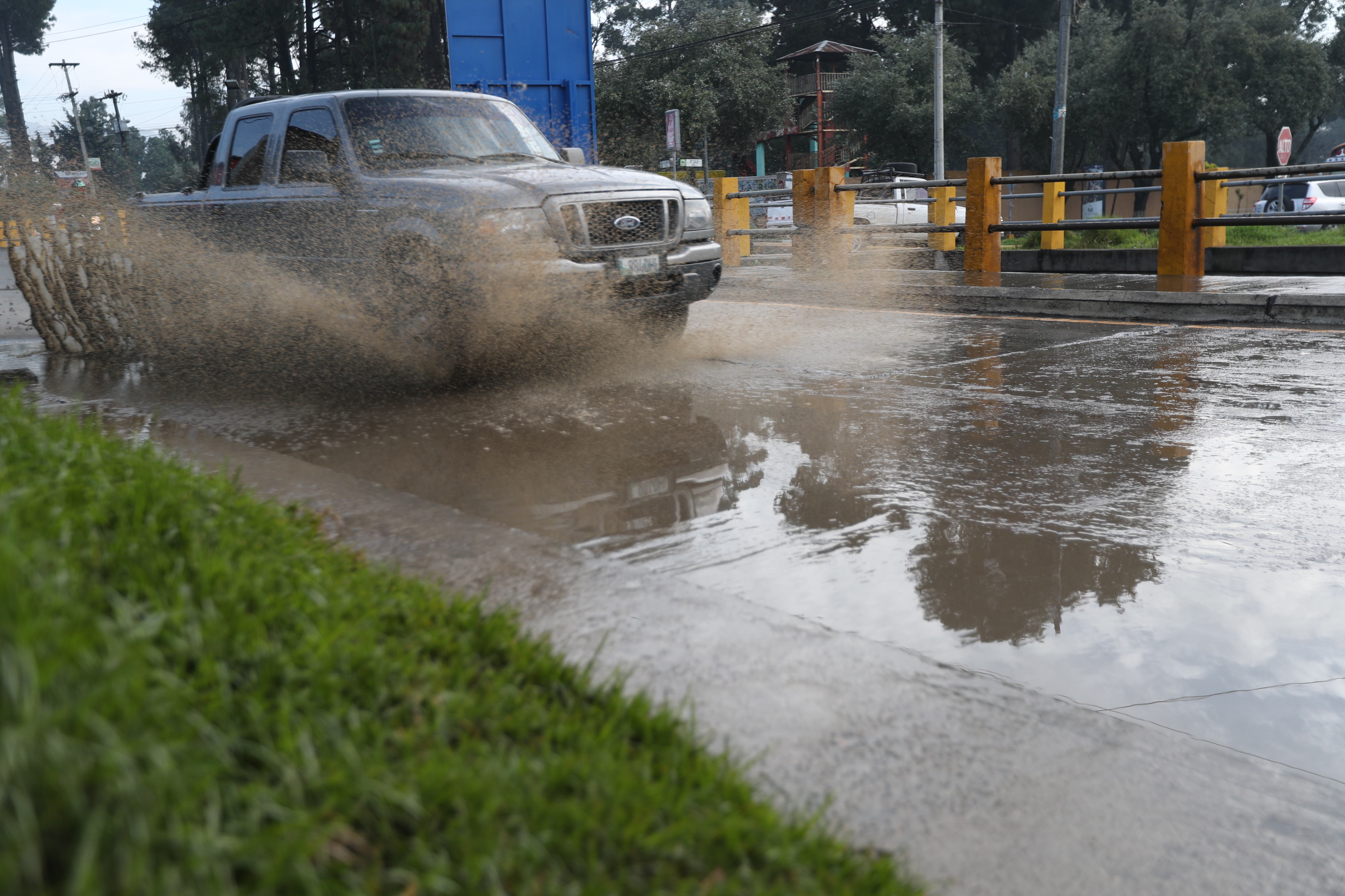 La lluvia del fin de semana provocó acumulación de agua en el viaducto de Avenida Las Américas. (Foto Prensa Libre: María Longo) 