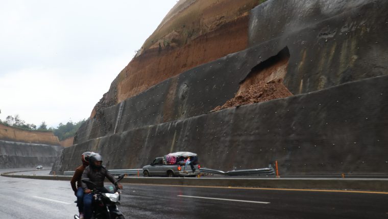 En un tramo de 1.4 kilómetros se observan grietas y derrumbes. (Foto HemerotecaPL)