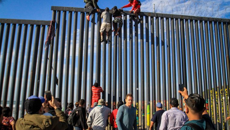 Decenas de migrantes intentan ingresar a Estados Unidos desde la zona de Playas Tijuana. (Foto Prensa Libre: Hemeroteca PL)