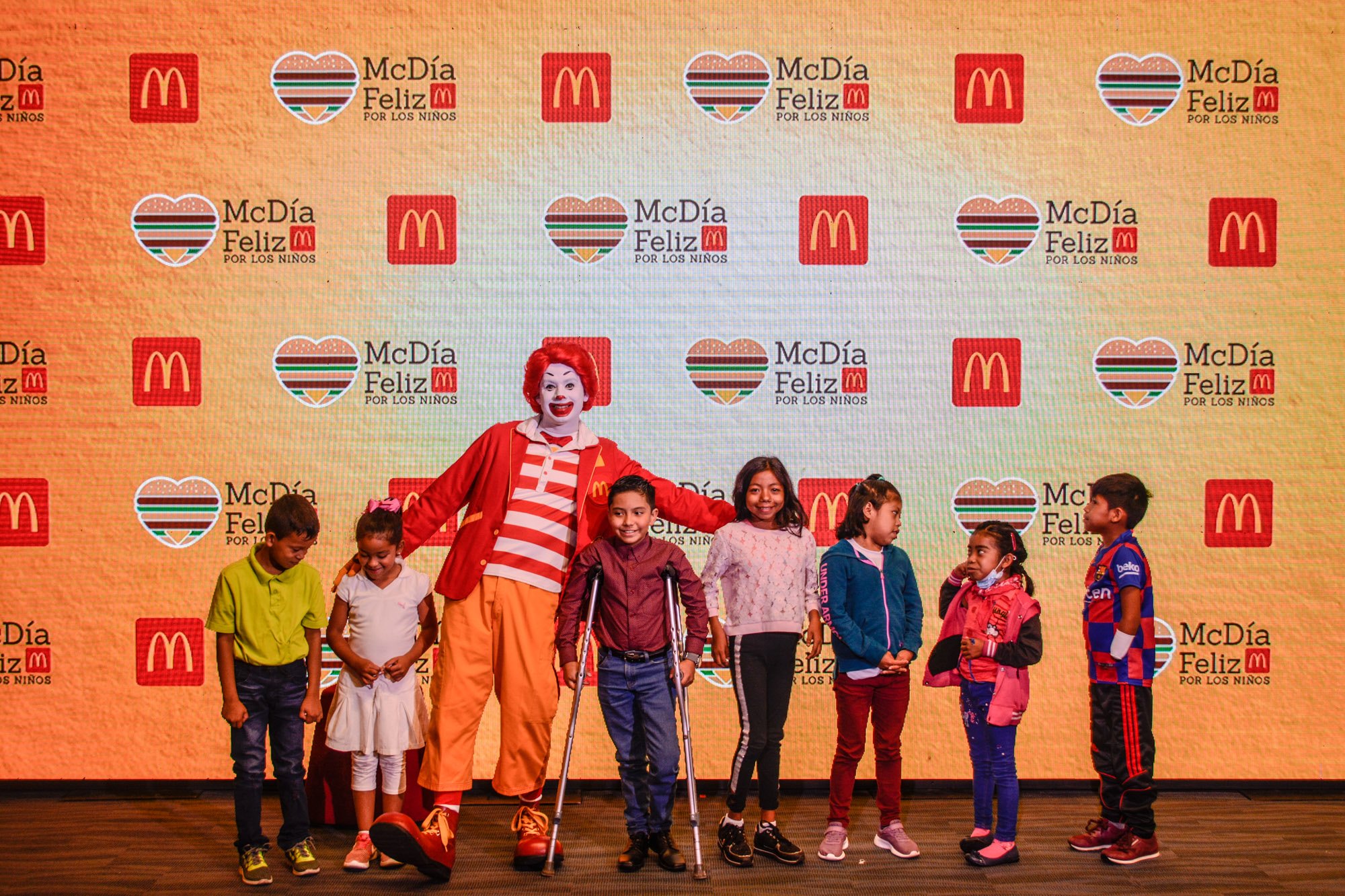 La venta tradicional del Big Mac durante el McDía Feliz ha logrado apoyar a la niñez en diferentes organizaciones.  (Foto Prensa Libre: McDonalds Guatemala.  