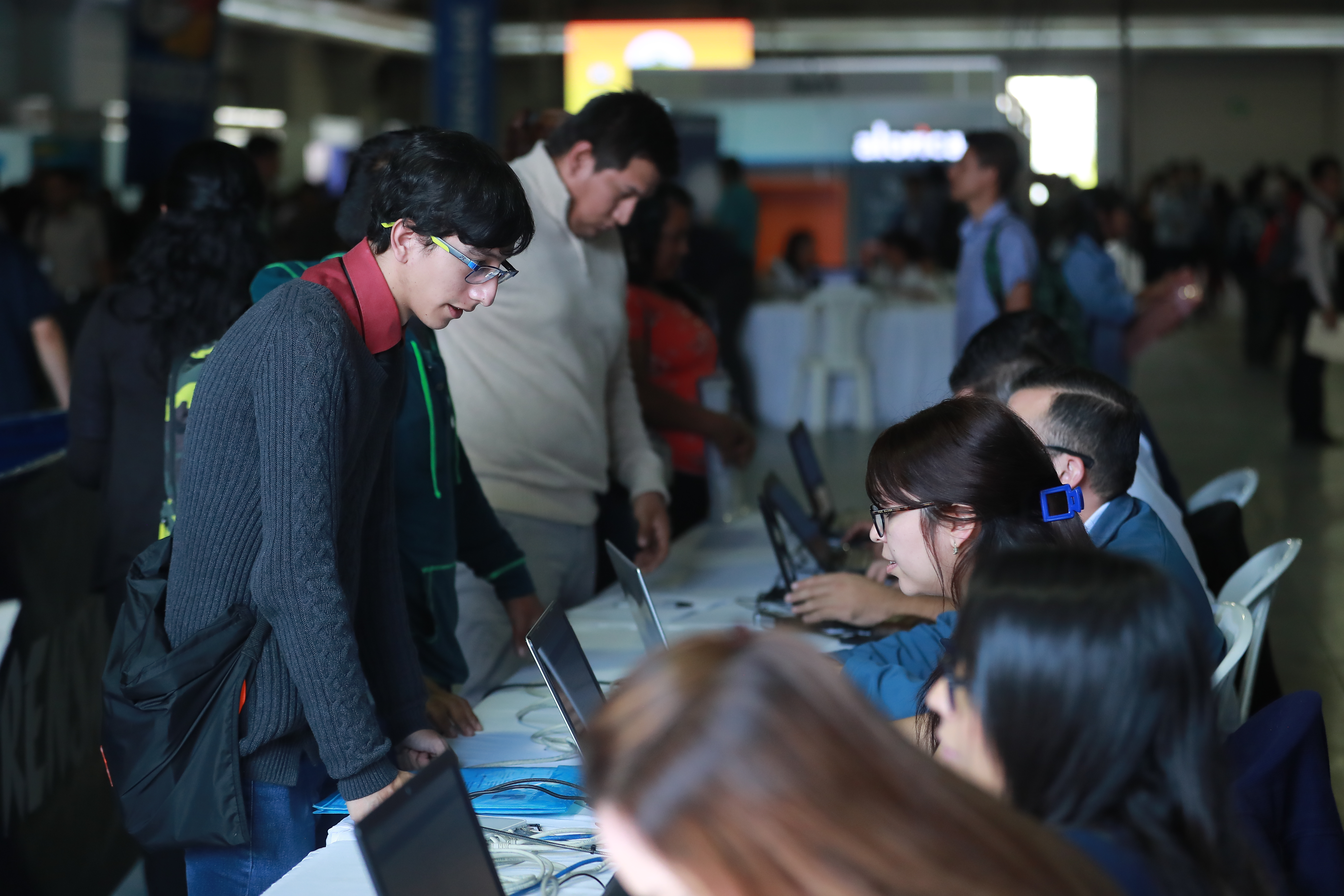 Implementar un ambiente de negocios que genere más empleos sobre todo para la población joven es una de las recomendaciones del sector empresarial y analistas para los nuevos integrantes del Gabinete Económico. (Foto Prensa Libre: Hemeroteca)