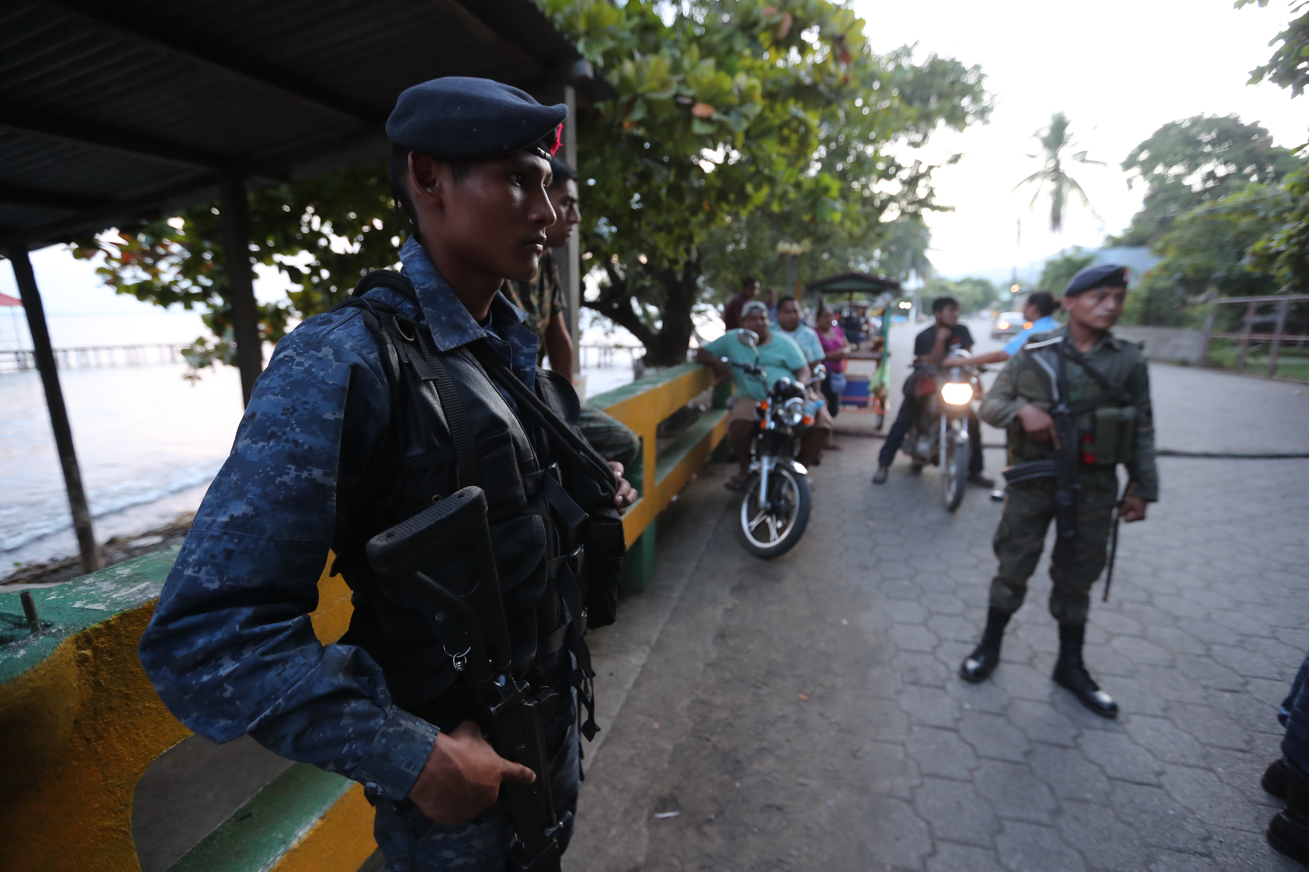 Fuerzas de seguridad son desplegadas en el El Estor, Izabal, luego de decretarse estado de Sitio. (Foto Prensa Libre: Erick Avila)