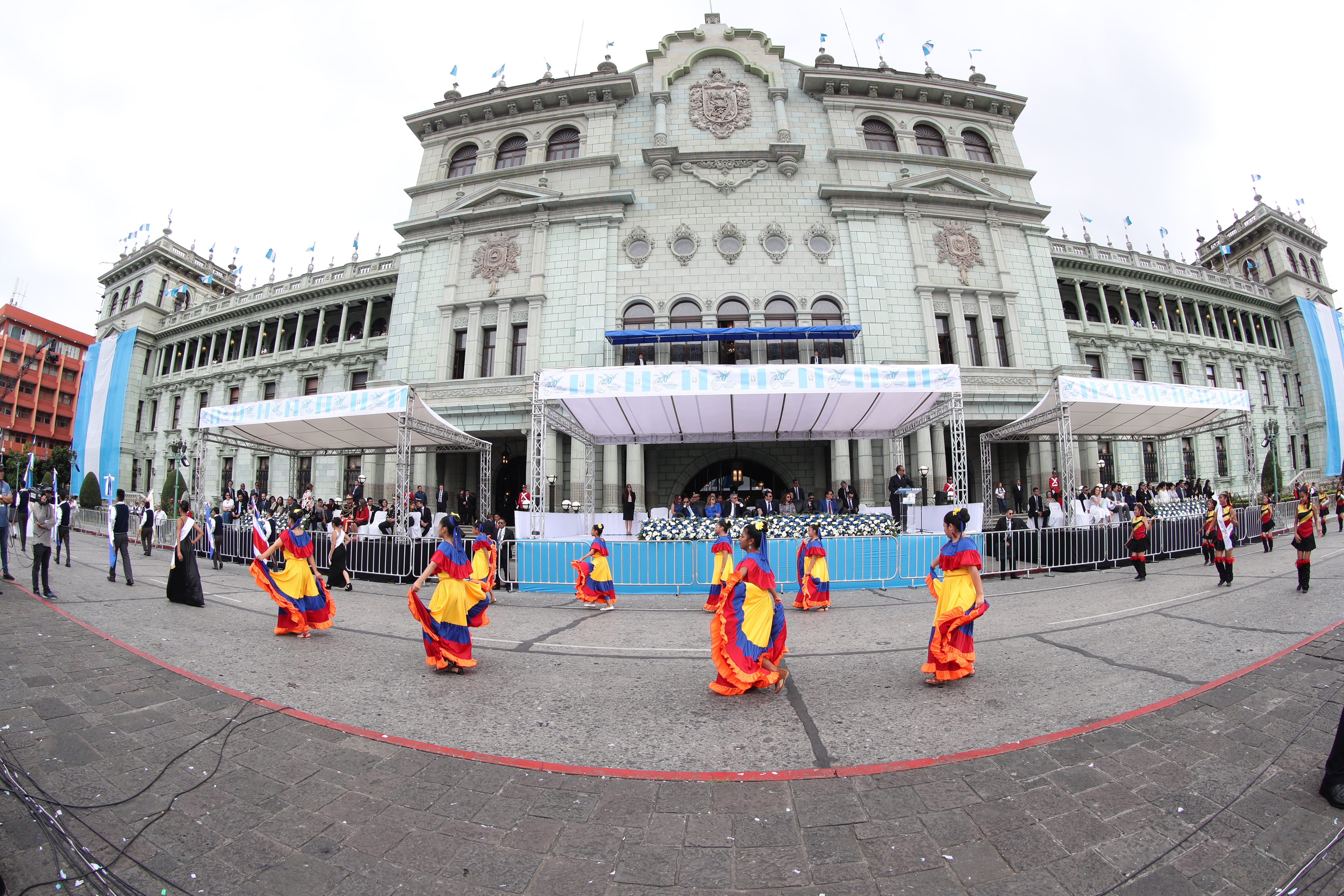 Banderas, trajes y mucho colorido, sobresale en el desfile de la independencia de Guatemala. Fotografía Prensa Libre: Erick Avila 