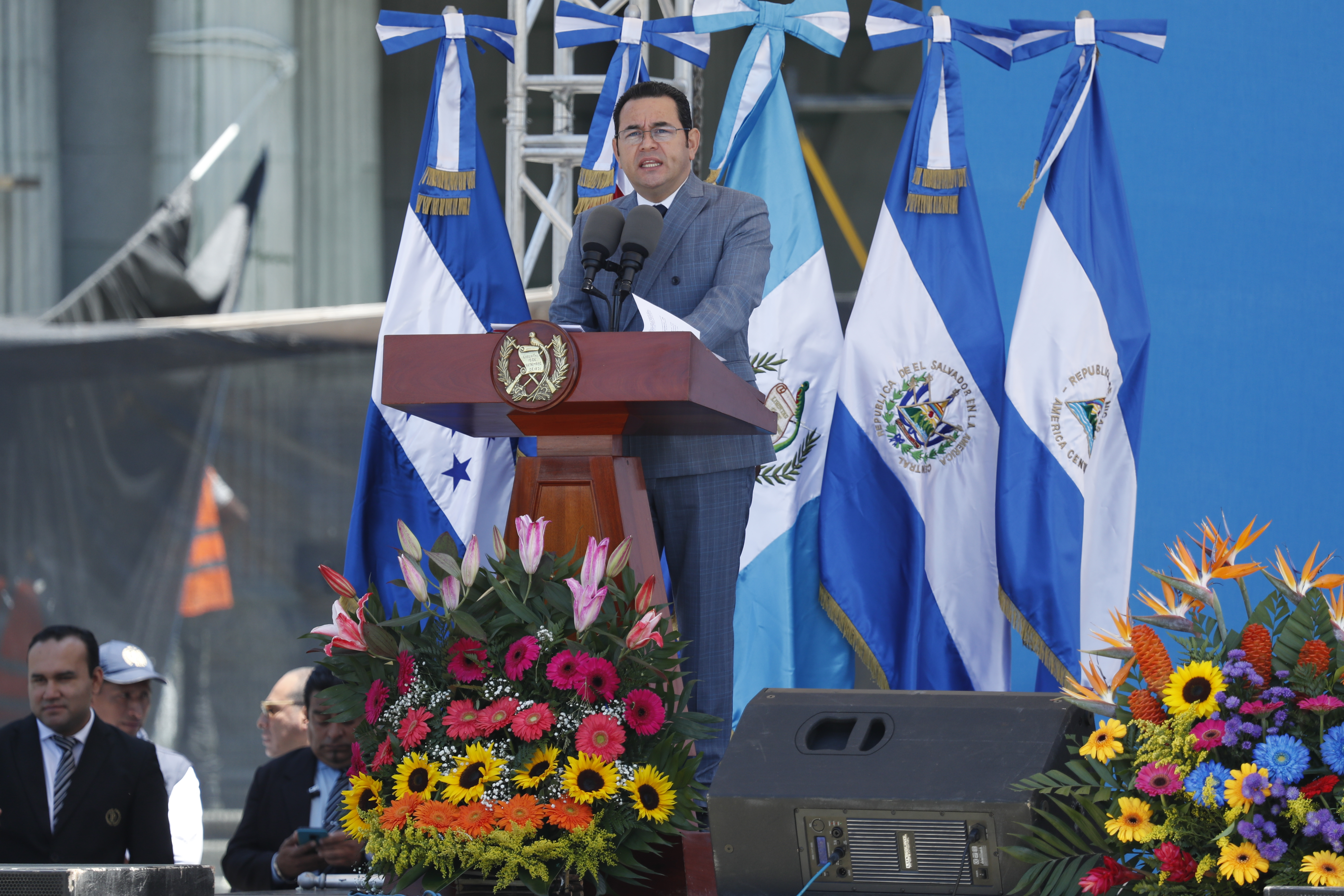 Jimmy Morales, durante la el encendido del fuego patrio, en la Plaza de la Constitución. (Foto Prensa Libre: Esbin García)