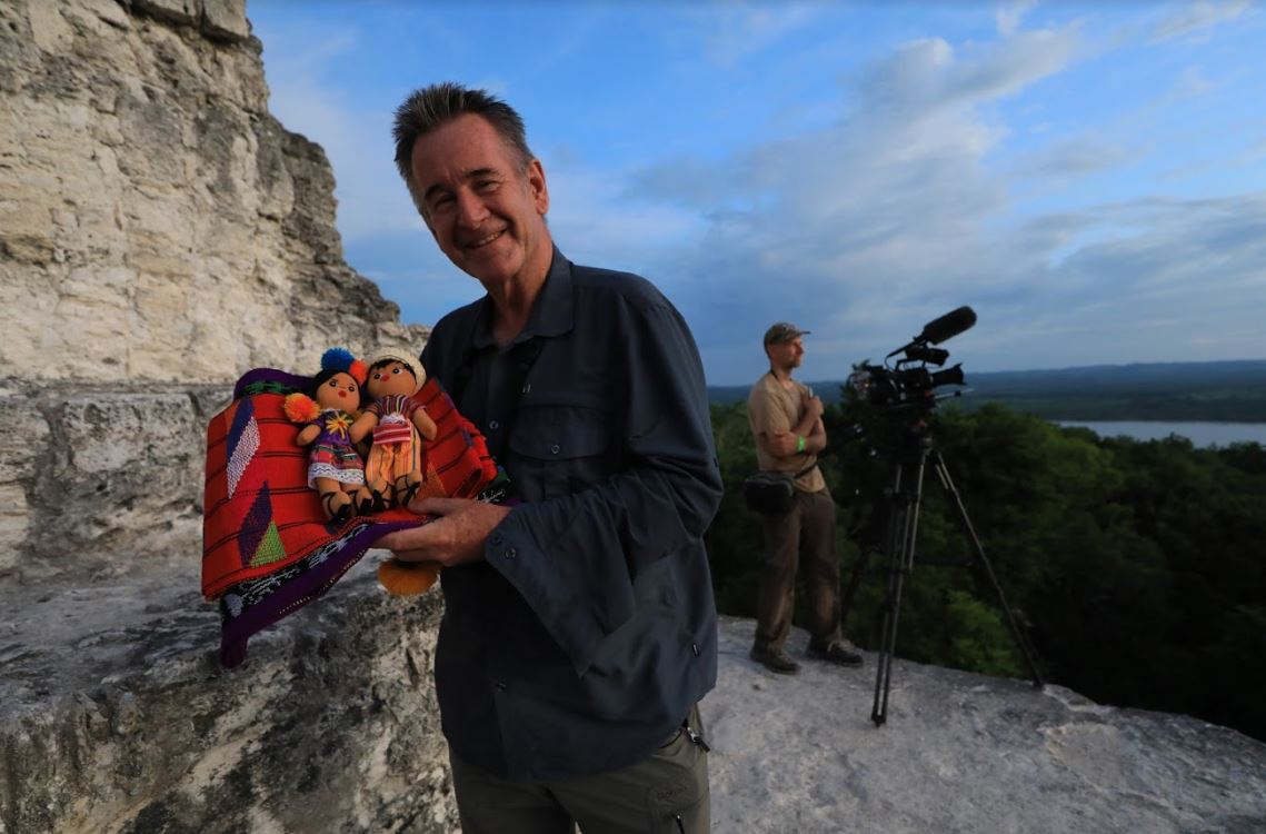 Nigel Marven muestra artesanías guatemaltecas durante su grabación en Petén. (Foto Prensa Libre: Cortesía Inguat). 

