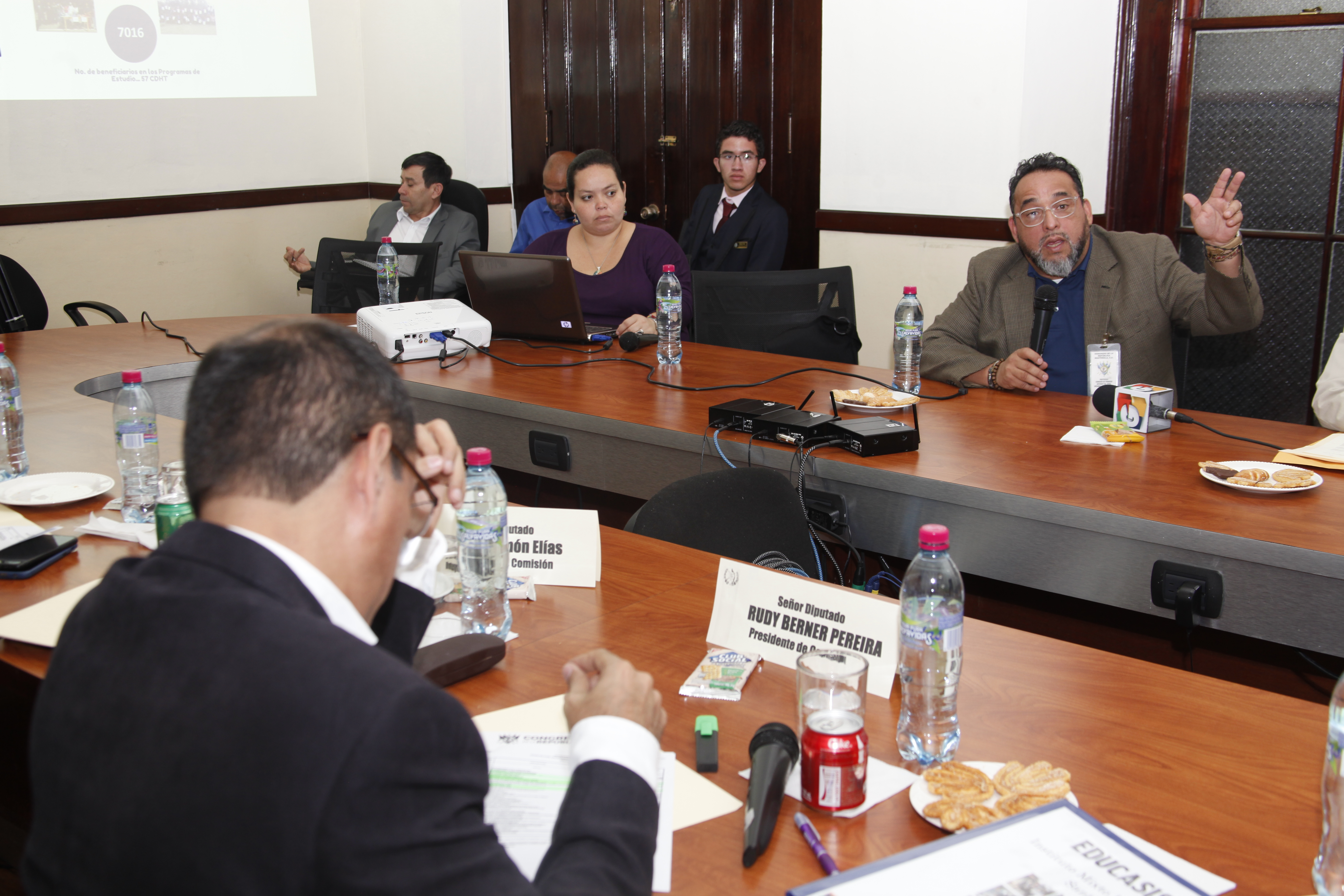 Marco Castillo representante de la fundación La Ceiba explica a los diputados de la Comisión de Finanzas del Congreso que se les tome en cuenta en el Presupuesto General de Gastos de la Nación. (Foto Prensa Libre. Noé Medina)