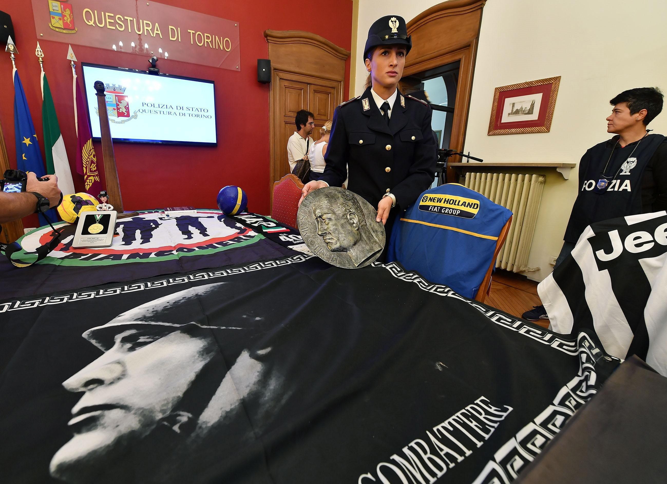 Policía muestra parte de lo incautado en Turín, Italia. (Foto Prensa Libre: EFE)