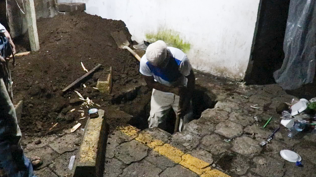  
Locatarios del mercado La Terminal frenan los trabajos de una construcción que se hacía de noche. (Foto Prensa Libre: Rolando Miranda)
