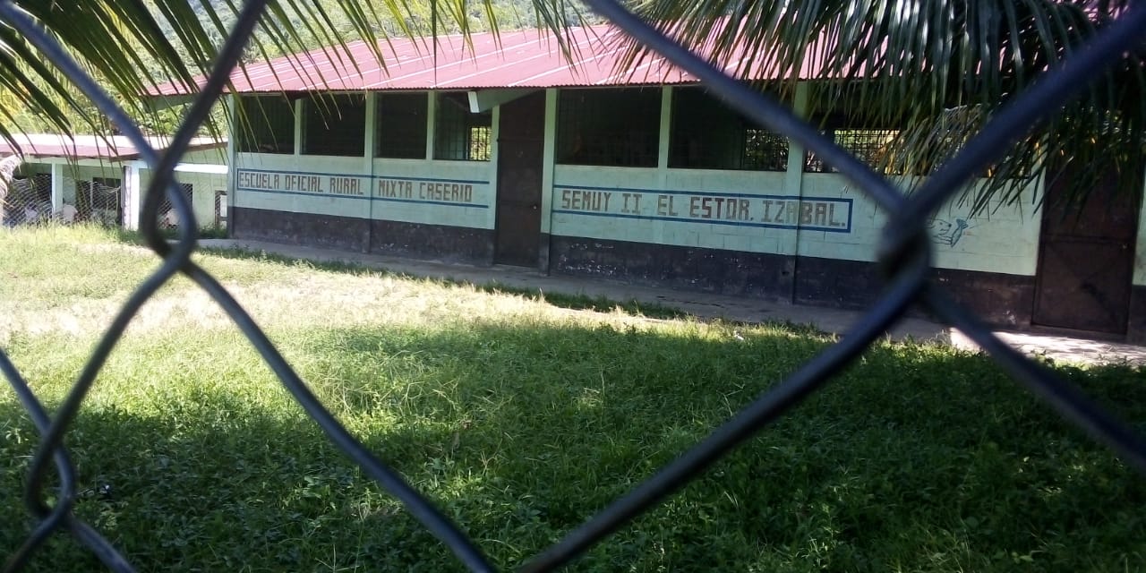 Escuela de Semuy 2, la comunidad de El Estor, Izabal, donde tres soldados fueron ejecutados. (Foto Prensa Libre: Dony Stewart)