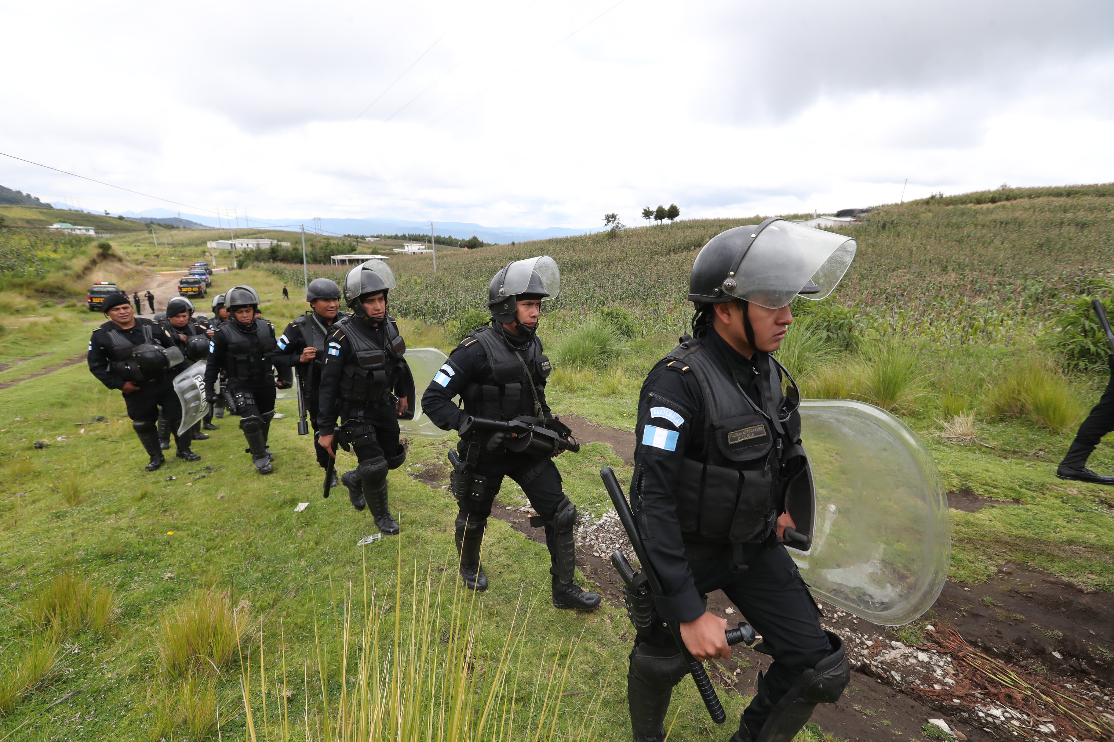 Gobernación desplegó más de cien agentes de las fuerzas especiales de la Policía en el área en conflicto. (Foto Prensa Libre: Mynor Toc)