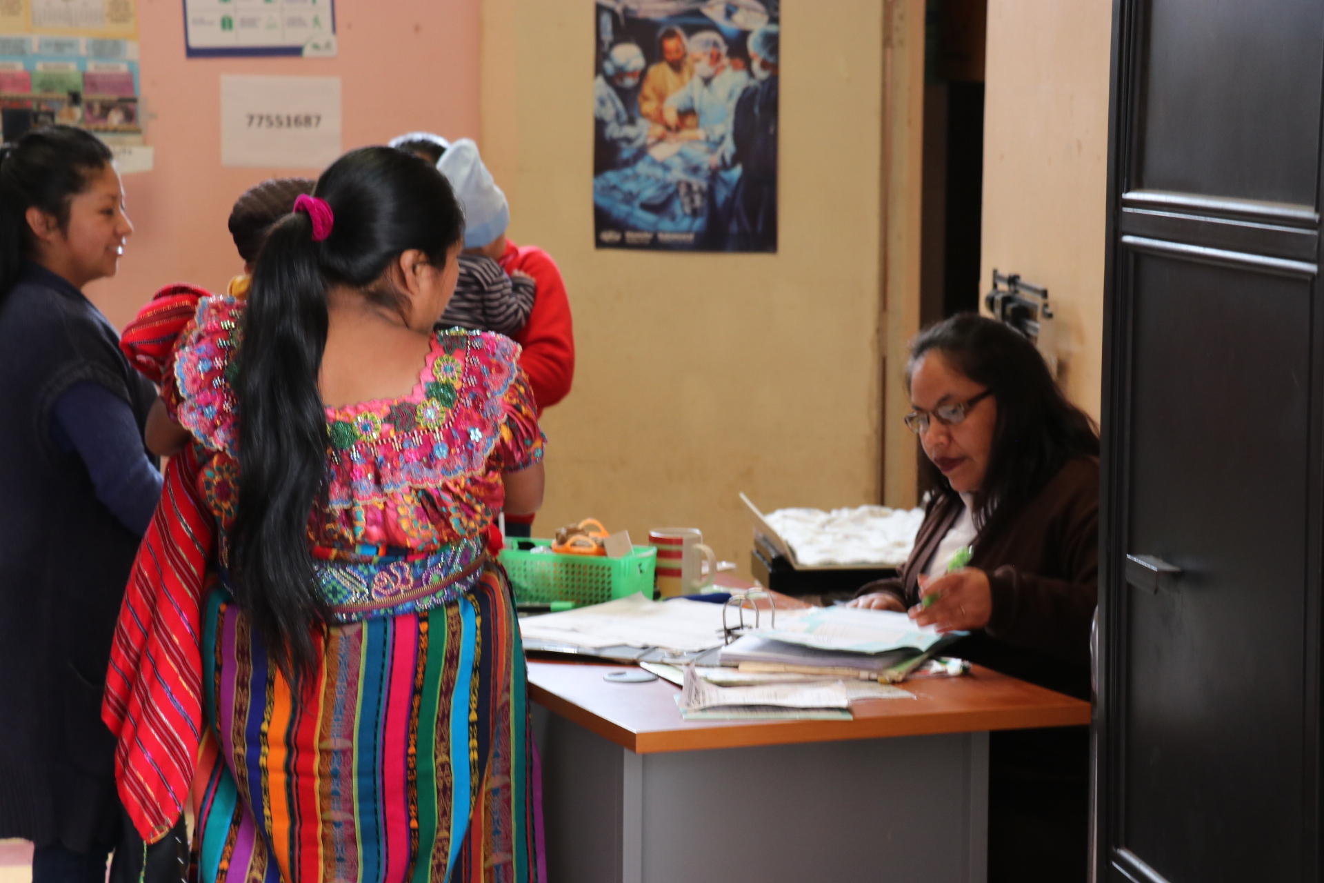 Madres que llevaron a sus hijos a vacunar a los centros de salud en Quiché denunciaron que faltan medicamentos. (Foto Prensa Libre:  Héctor Cordero) 