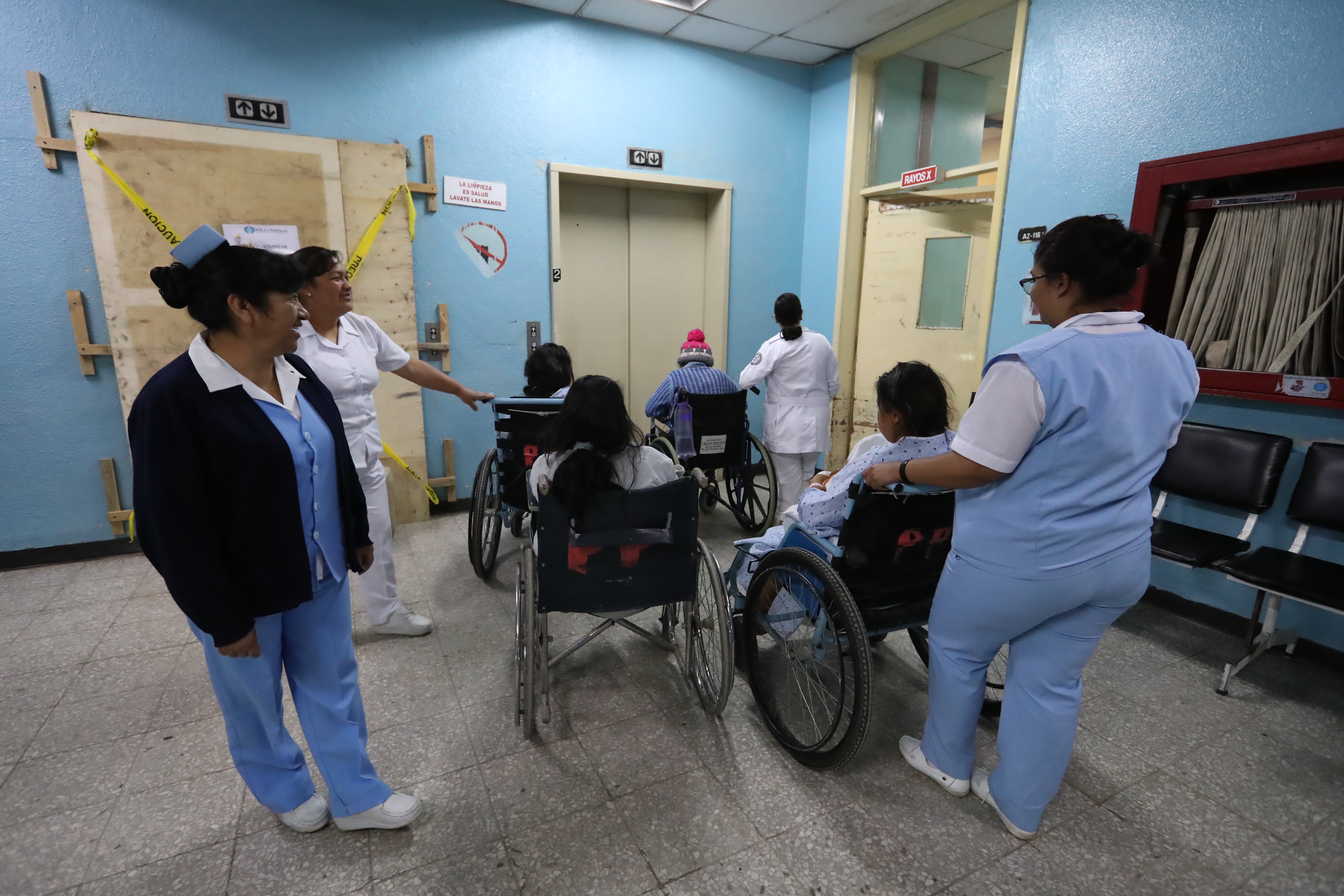 Los ascensores en el Hospital Regional de Occidente sirven para el traslado de enfermos. (Foto Prensa Libre: Mynor Toc) 