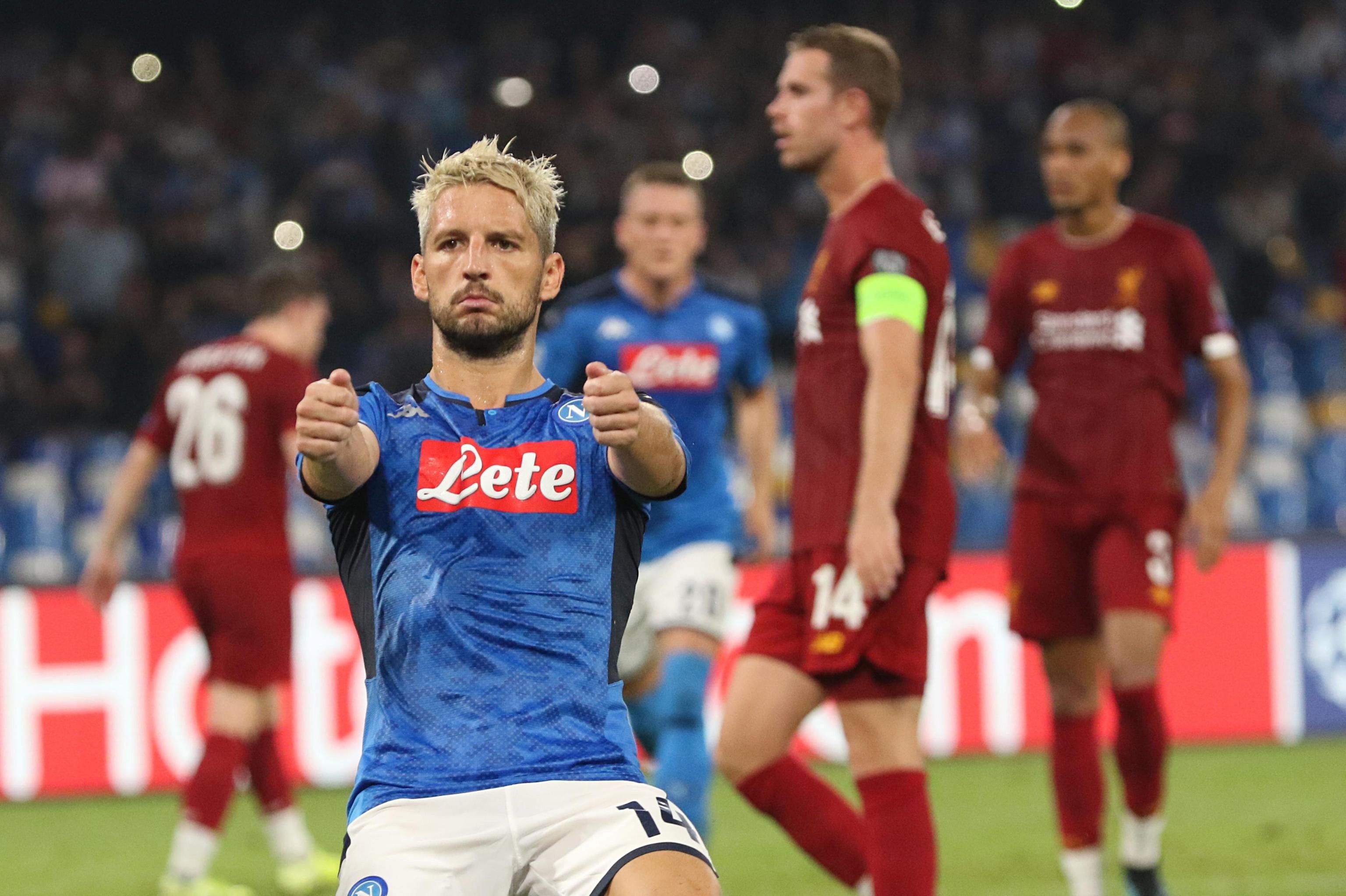 Dries Mertens celebra después de anotarle al Liverpool. (Foto  Prensa Libre: EFE)