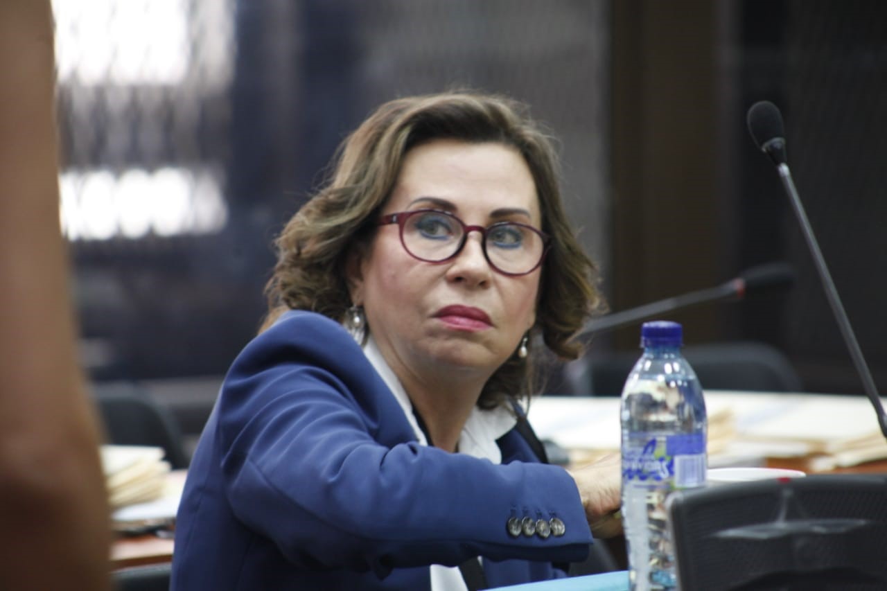 Sandra Torres estuvo atenta durante las dos horas y media que duró la audiencia en que se expuso su defensa, (Foto Prensa Libre: Noé Medina) 