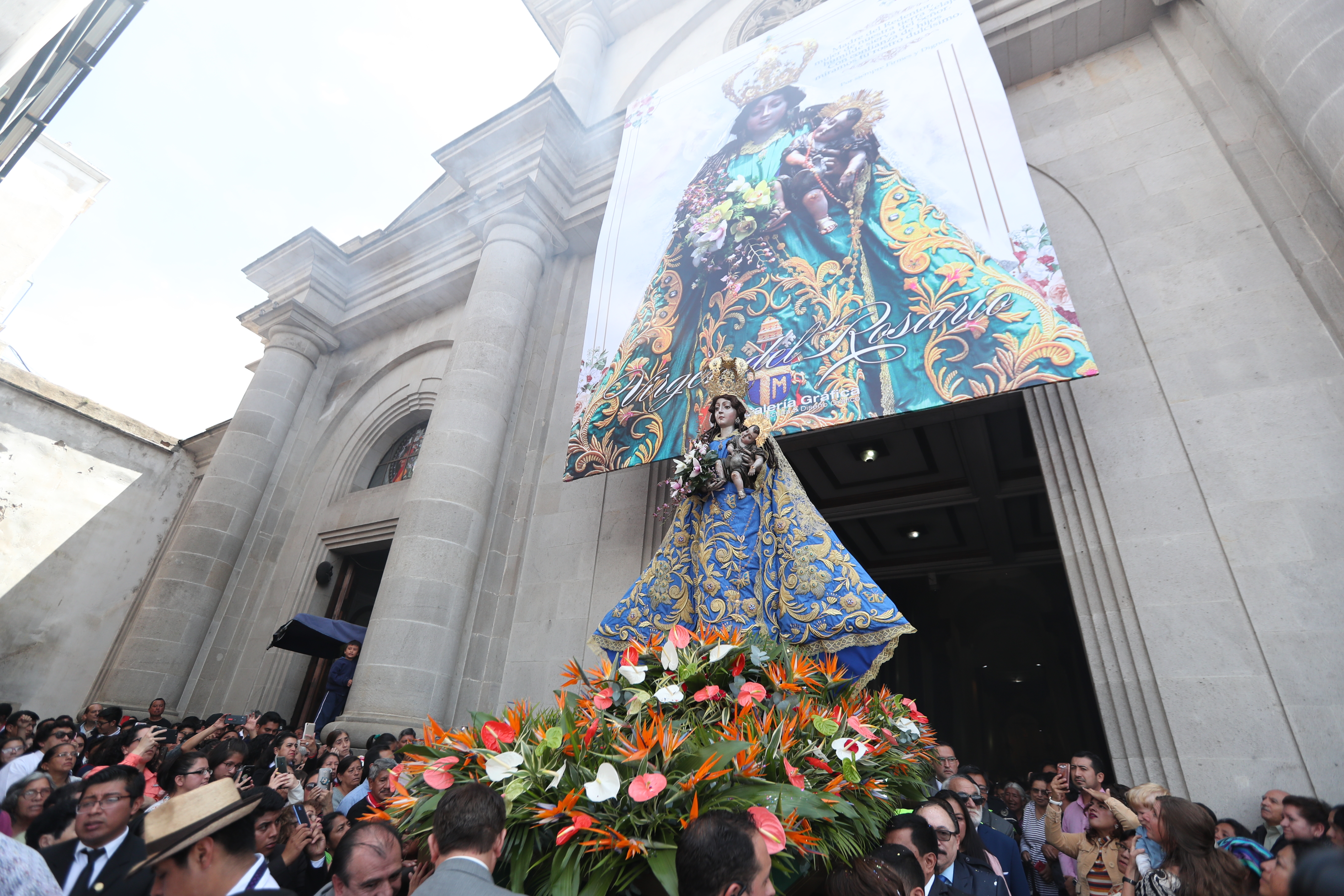 Los fieles acudieron a la Catedral Metropolitana de los Altos para observar y tomar fotografías de la imagen de la Virgen del Rosario. (Foto Prensa Libre: María Longo) 