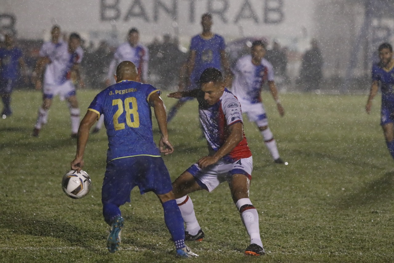 Bajo una intensa lluvia Xelajú MC y Cobán Imperial dividieron puntos. (Foto Prensa Libre: Eduardo Sam) 