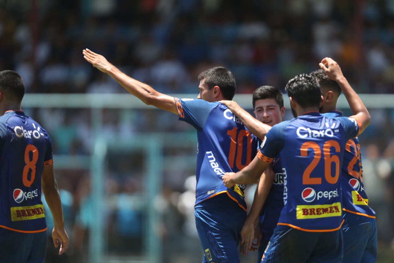 Othoniel Arce celebra después de anotar el gol de la victoria de Municipal. (Foto Prensa Libre: Francisco Sánchez) 