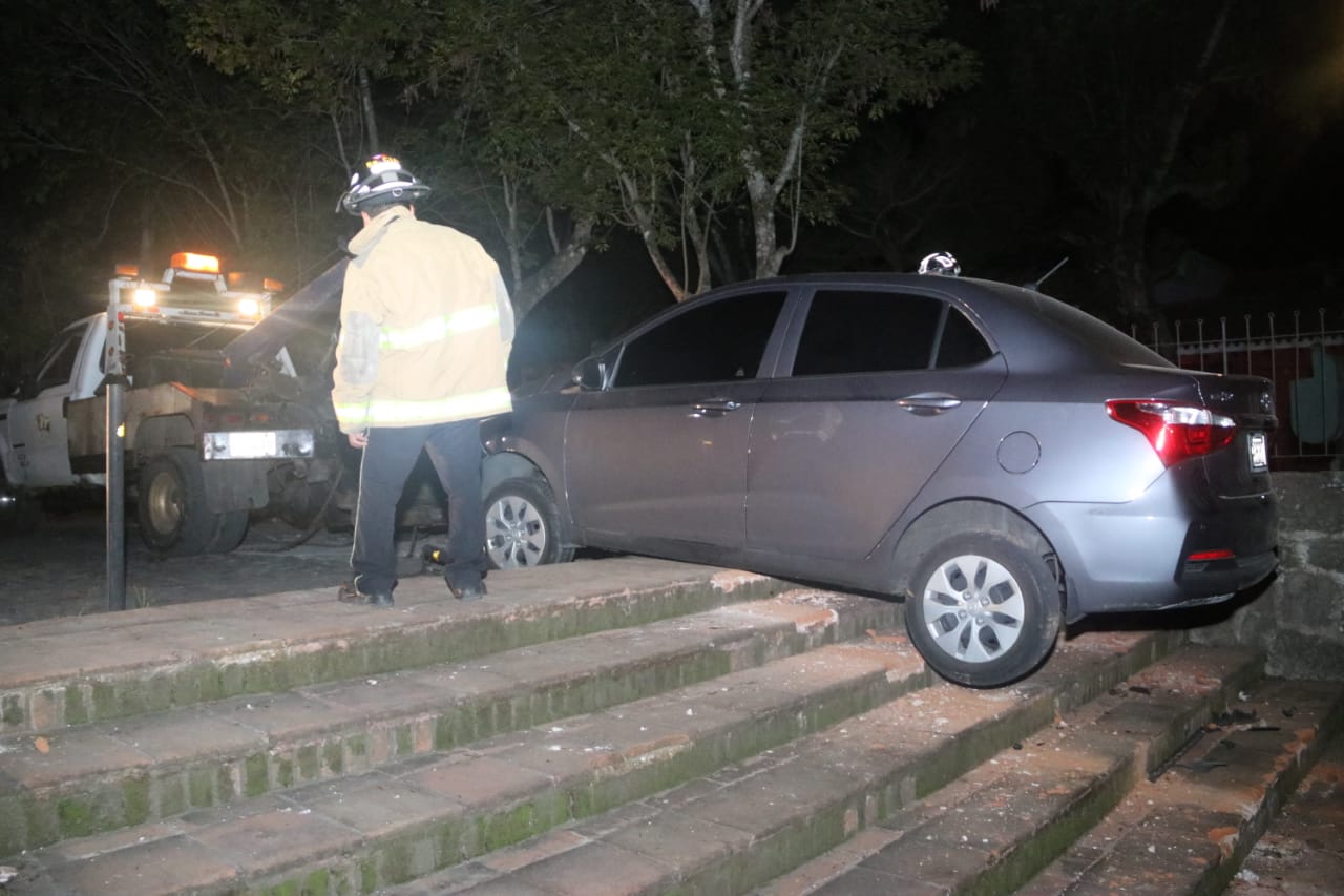 Carro empotrado en las gradas de la iglesia El Calvario en Antigua Guatemala. (Foto Prensa Libre: Julio Sican)