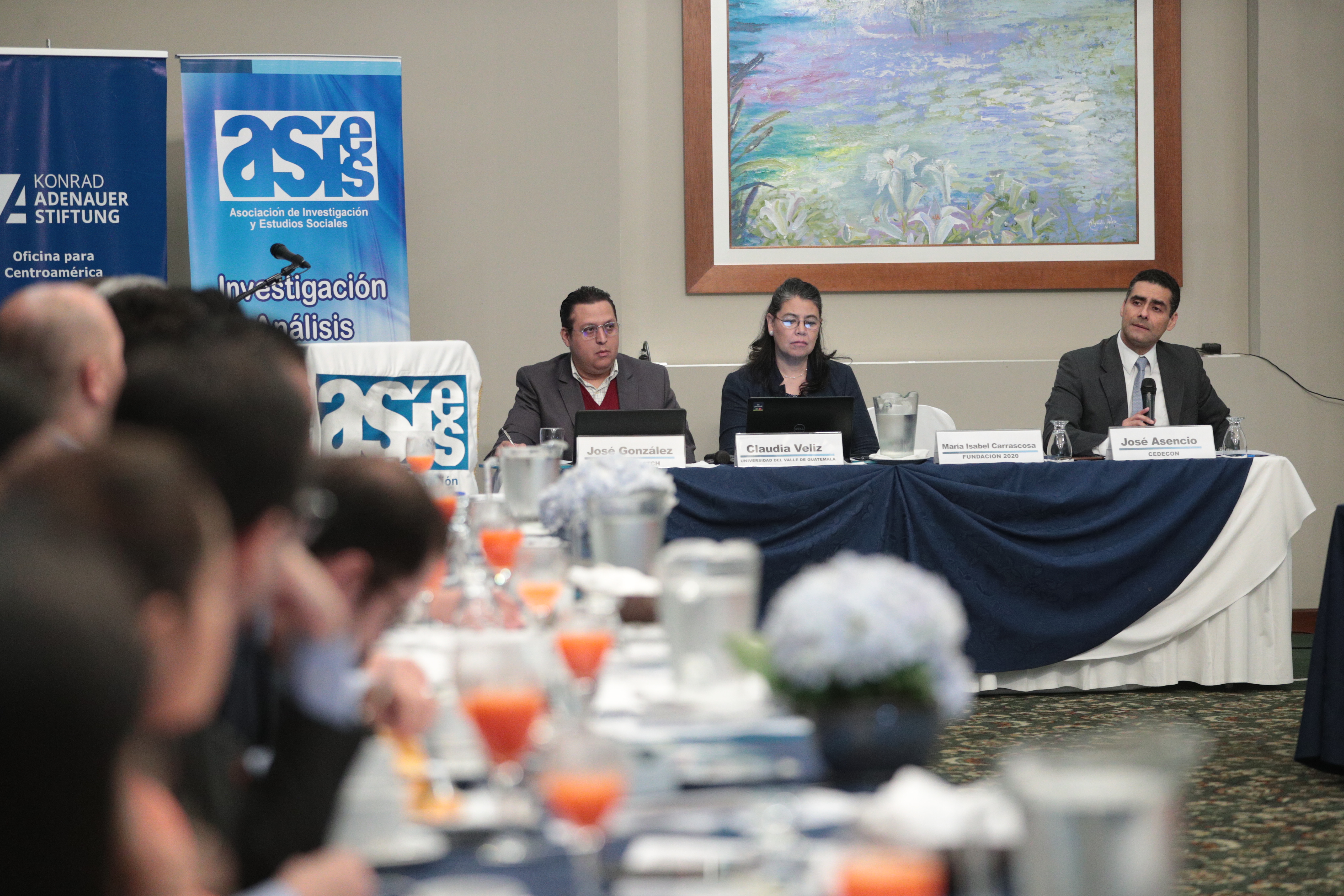 (de izquierda a derecha )José Gonzáles, Claudia Véliz y José Asensio, durante charla sobre la evaluación de Jueces y Magistrados para la Corte Suprema de Justicia y Corte de Apelaciones organizado por Asíes. (Foto Prensa Libre. Carlos Hernández Ovalle)