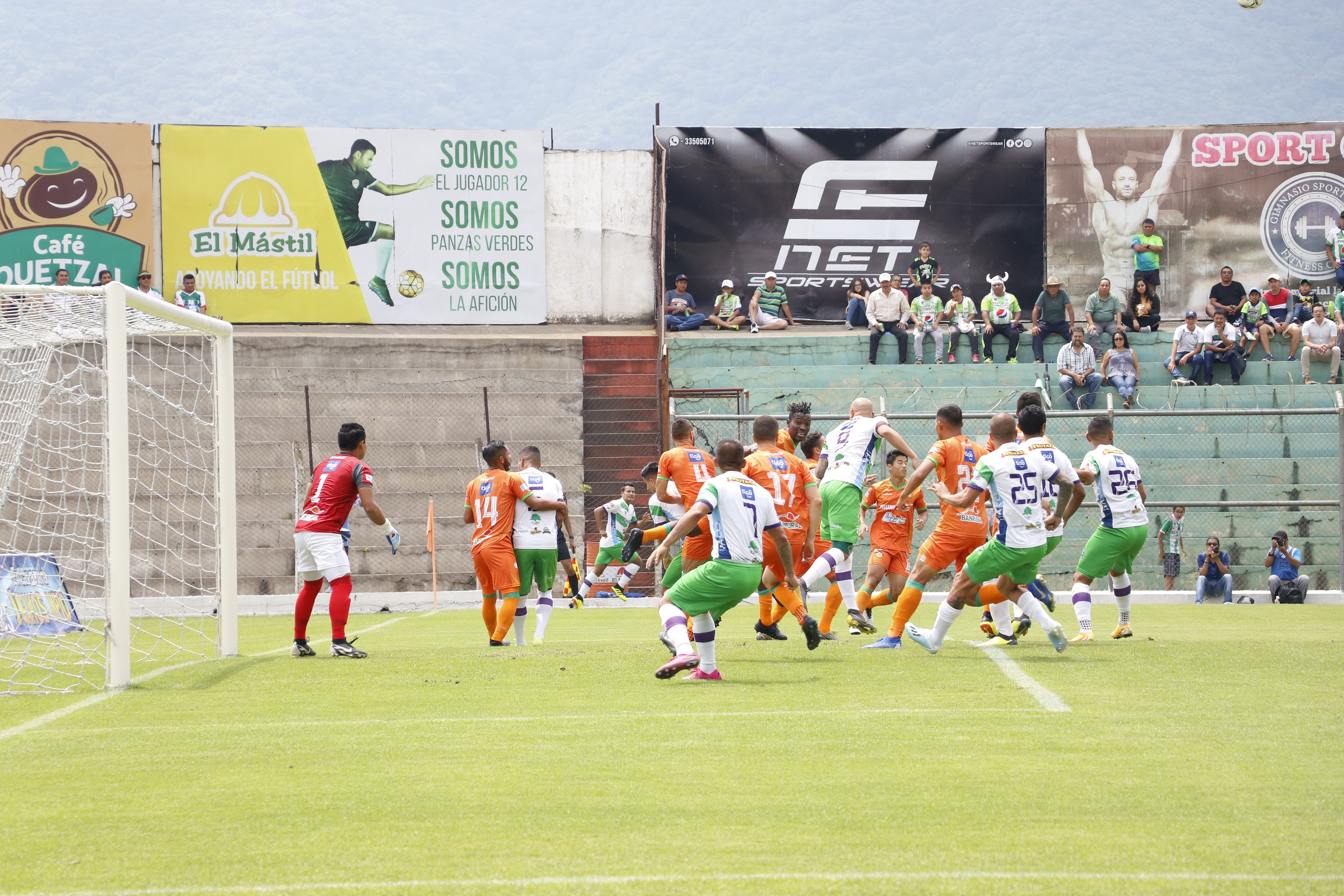 Acción durante el partido entre Antigua y Siquinalá. (Foto Prensa Libre: Julio Sicán Aquino)