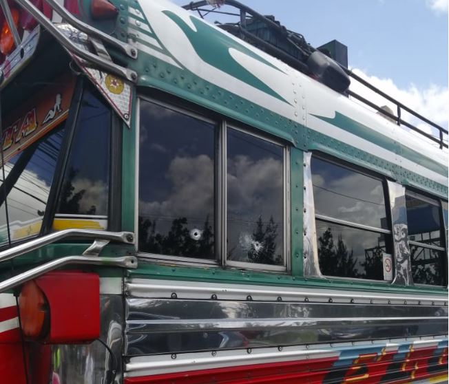 El bus quedó con varias perforaciones por el arma de fuego. (Foto Prensa Libre: Bomberos Voluntarios)