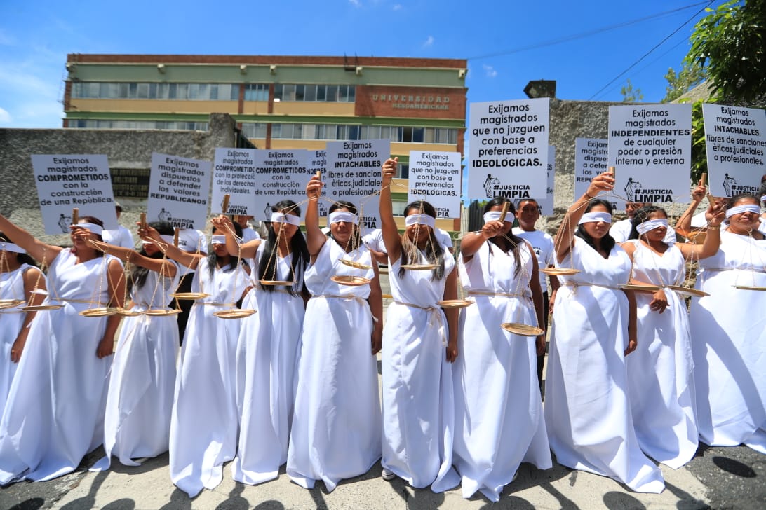 Un grupo de jóvenes del Movimiento Cívico Nacional hicieron un performance sobre la justicia, que debe ser imparcial e independiente. (Foto Prensa Libre: Carlos Hernández Ovalle)