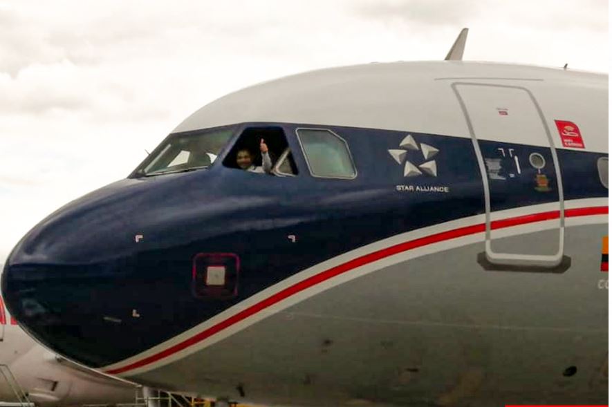 Aeronave pintada en Guatemala con los colores que tuvieron las primeras aeronaves de la compañía. (Foto Prensa Libre: Avianca)