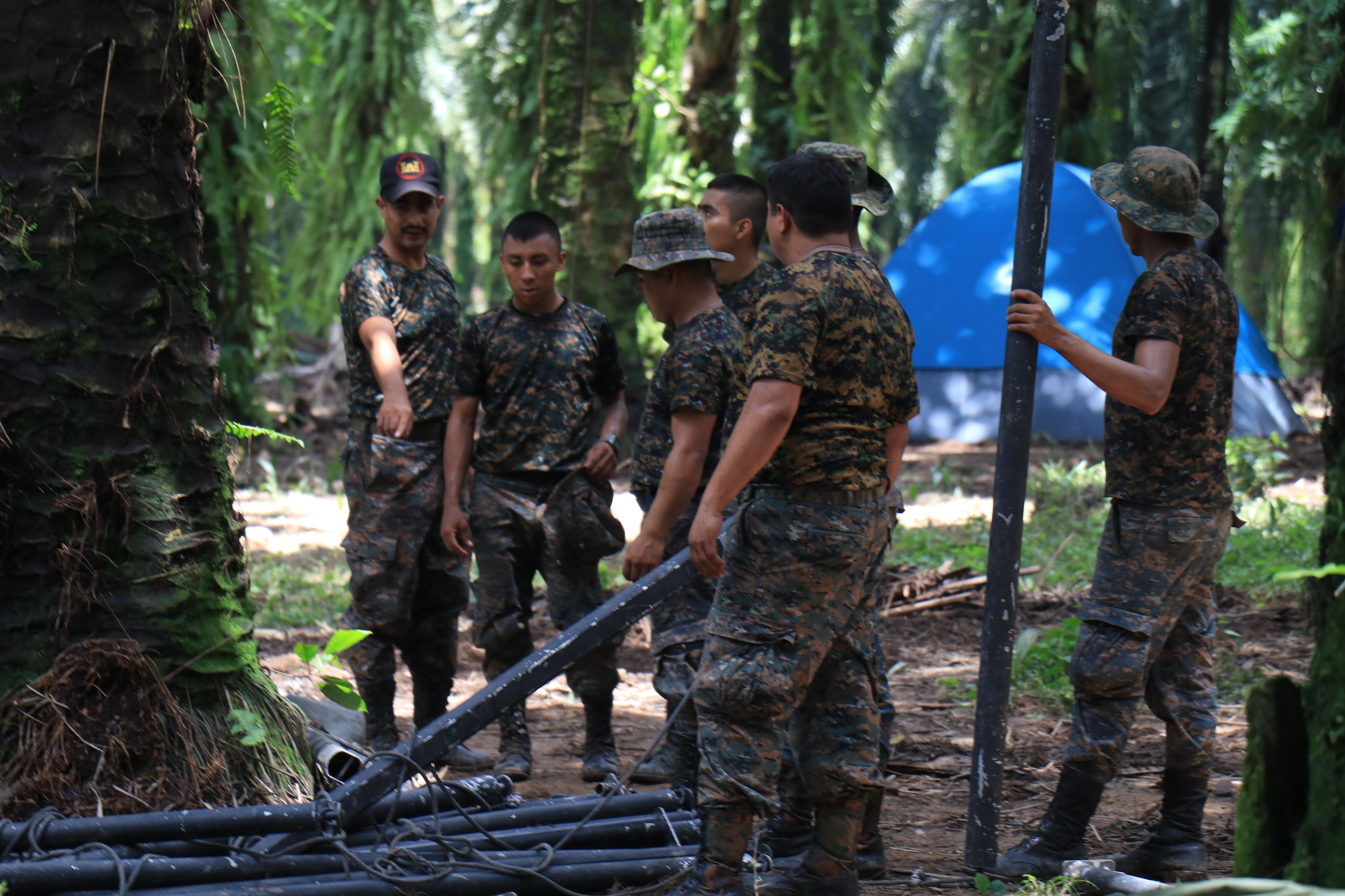 Elementos del Ejército instalan más carpas en el ingreso a Semuy 2, El Estor, Izabal, donde se encuentra instalado un destacamento militar. (Foto Prensa Libre: Dony Steward)