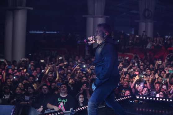 Gilberto Lemus, vocalista de Fábulas Áticas derrocho energía en el escenario y deleitó a sus admiradores. (Foto Prensa Libre: Keneth Cruz)

