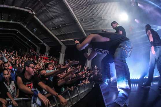 Los músicos de Viento en Contra se despidieron del escenario y saludaron a sus admiradores. (Foto Prensa Libre: Keneth Cruz)

