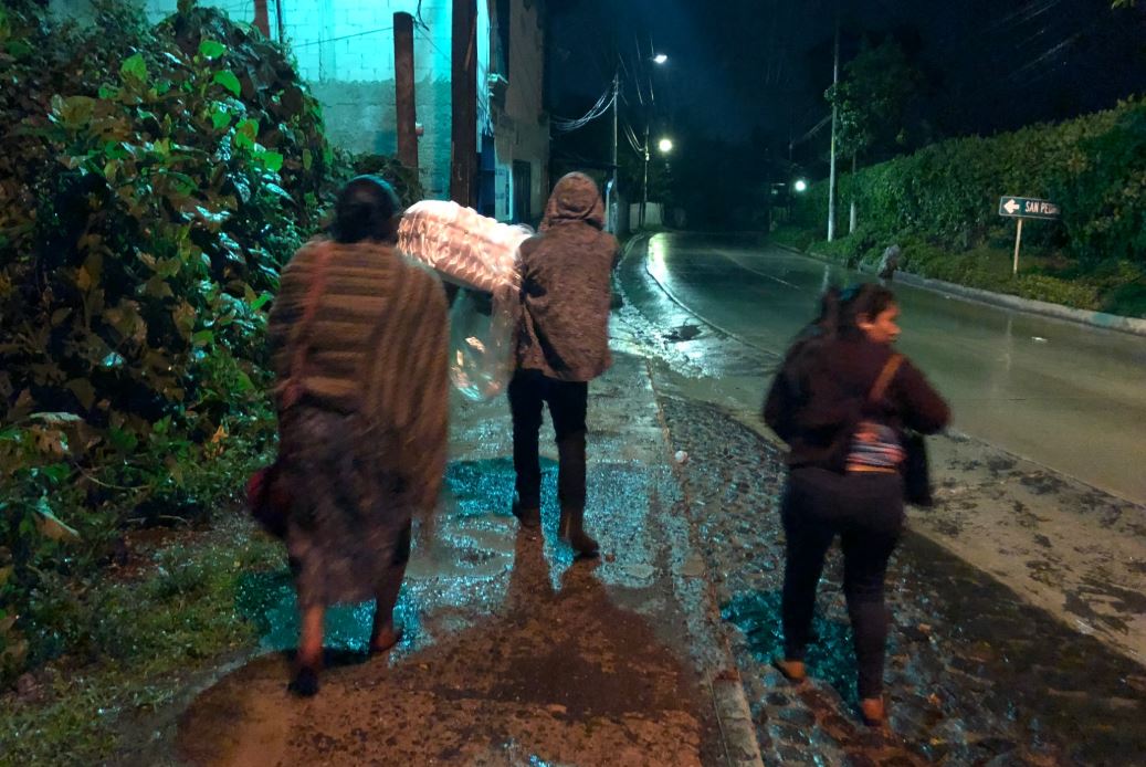 El ataúd de Franklin es llevado de regreso a su casa. (Foto Prensa Libre: @fisheisenberg)