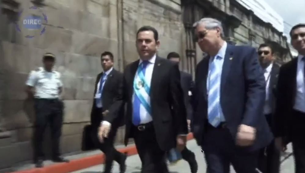 Jimmy Morales camina junto a Jafeth Cabrera caminan hacia el Congreso de la República. (Foto Prensa Libre: captura de pantalla)