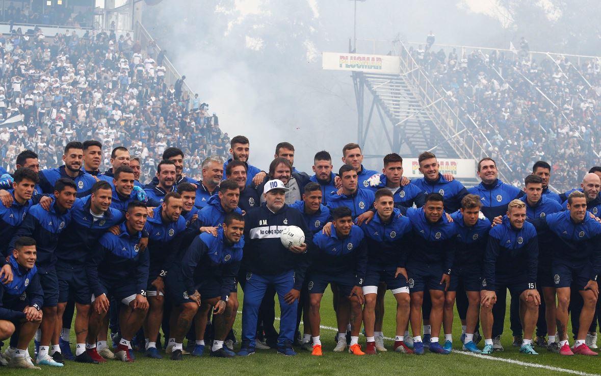 Diego Maradona posa con el equipo de jugadores de su nuevo equipo Gimnasia de la Plata. (Foto Foto Prensa Libre: EFE).