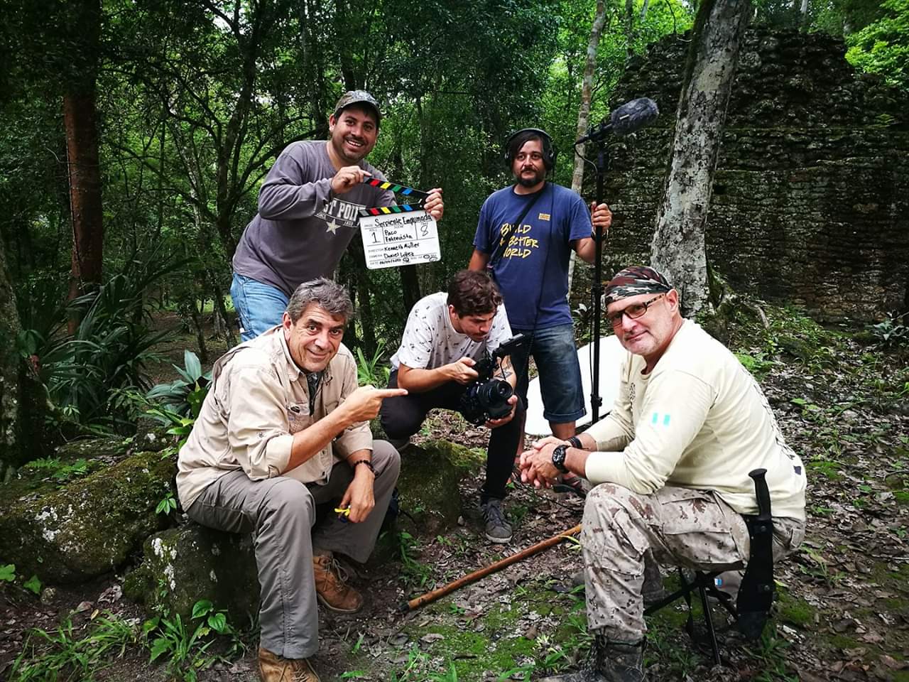 Ricky López, junto a su equipo de producción, durante el rodaje de Serpiente Emplumada. 