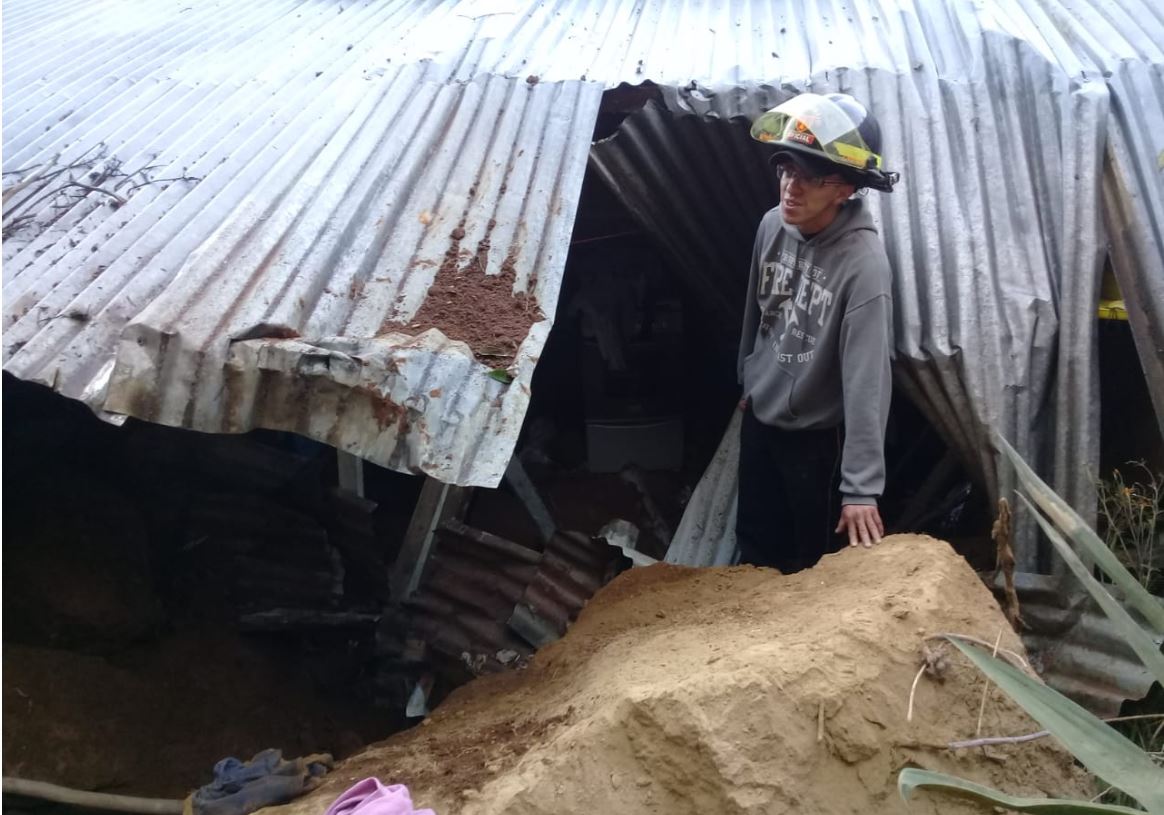 Una roca de gran tamaño cayó sobre la vivienda. (Foto Prensa Libre: Bomberos Voluntarios)