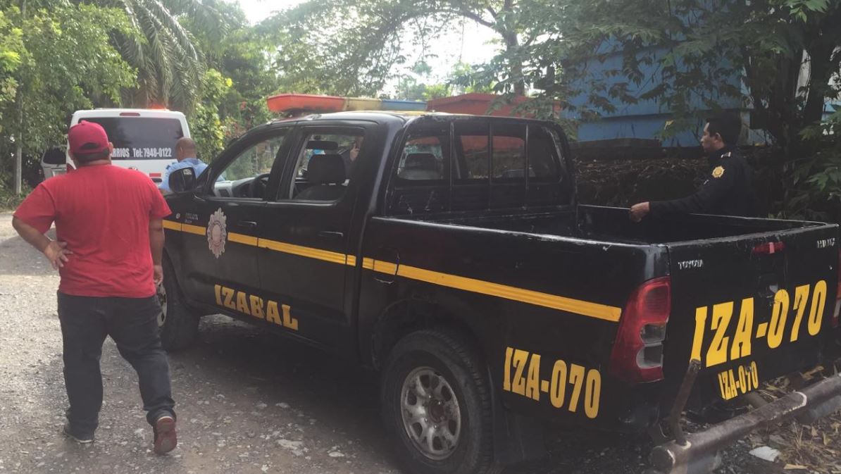 Policías resguardan el lugar en el que fue ultimado un motorista este sábado en Izabal. (Foto: Dony Stewart)