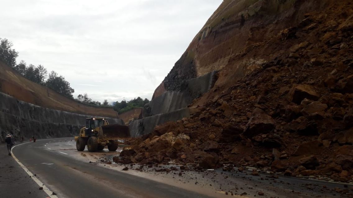 Derrumbe obstruye paso a hacia la capital. (Foto Prensa Libre: Víctor Chamalé)