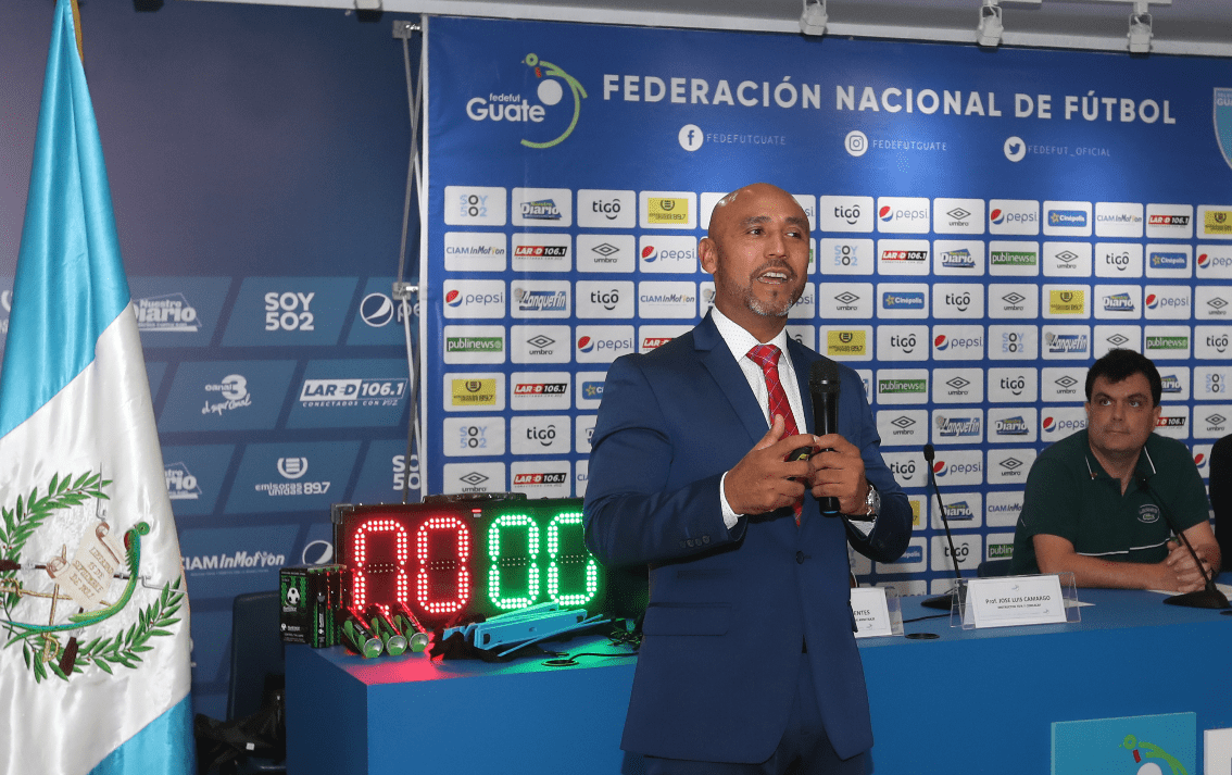 El mexicano  José Luis Camargo deberá mejorar el arbitraje guatemalteco. (Foto Prensa Libre: Francisco Sánchez)