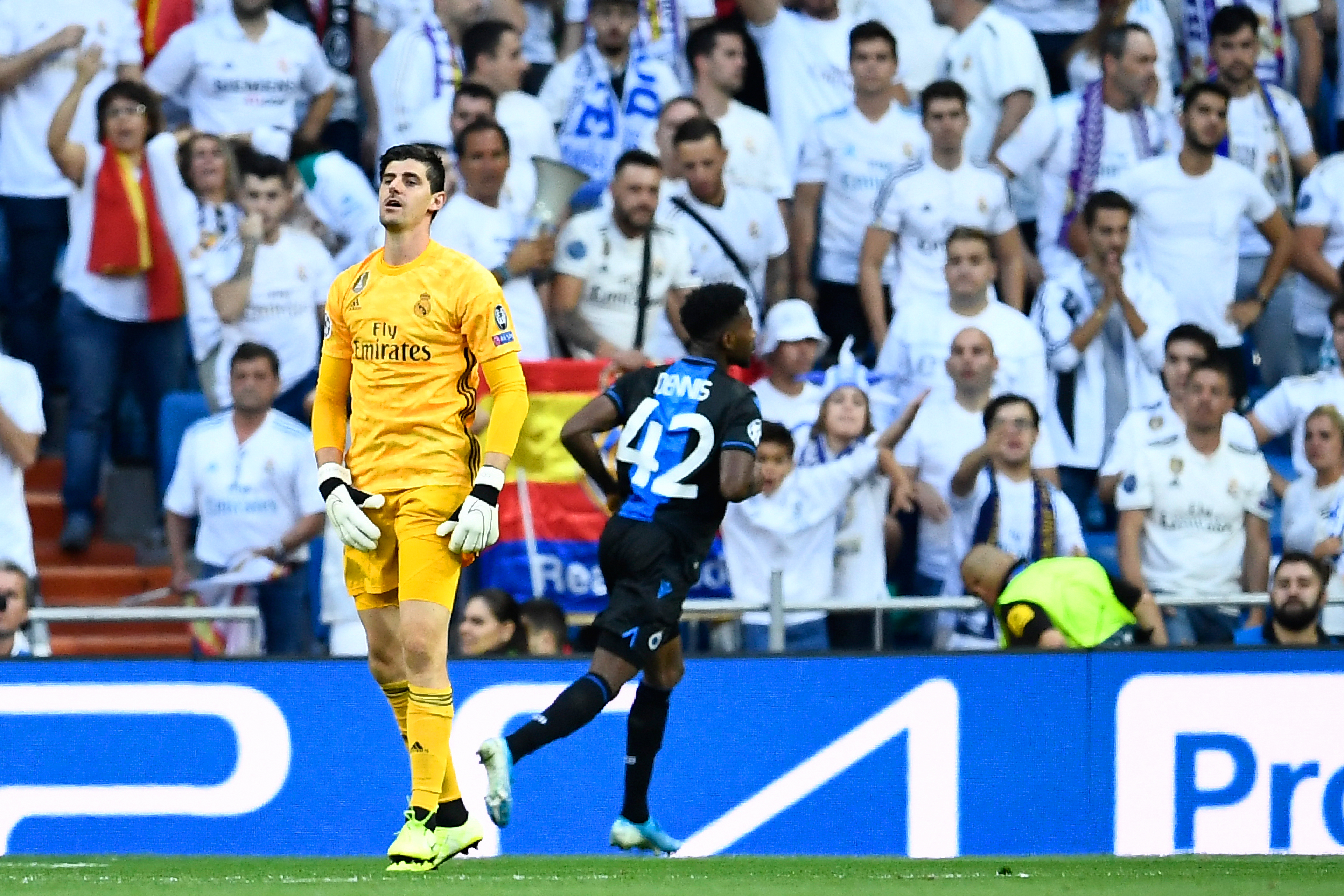 La afición del Real Madrid abucheó a Thibaut Courtois por su participación en el partido contra el Brujas. (Foto Prensa Libre: AFP)