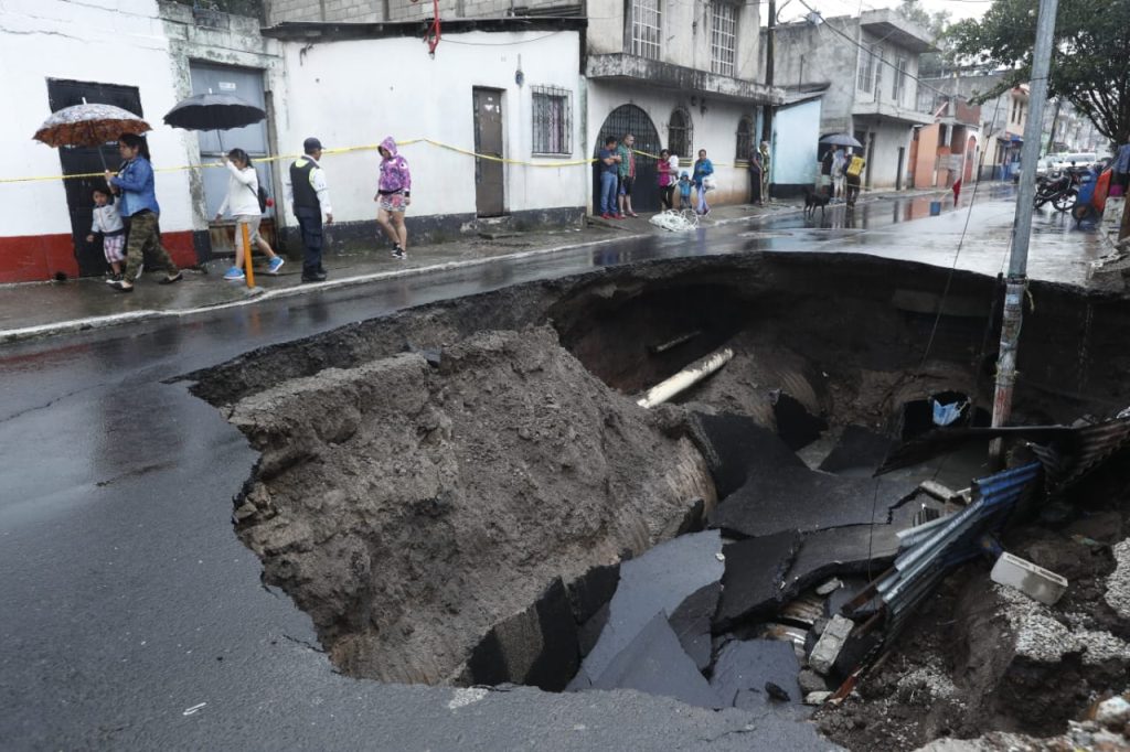 Este hundimiento se registro en la avenida Pablo VI por lo que el área se encuentra totalmente cerrada. (Foto Prensa Libre: Esbin García)