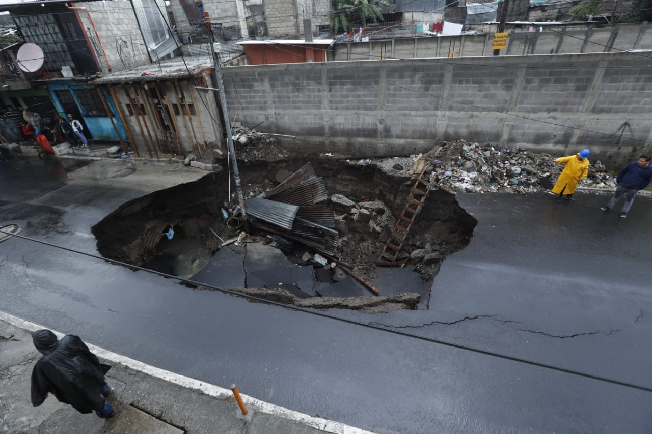 Fuertes lluvias provocan varias caídas de árboles, inundaciones y hundimientos en distintas zonas de Mixco.