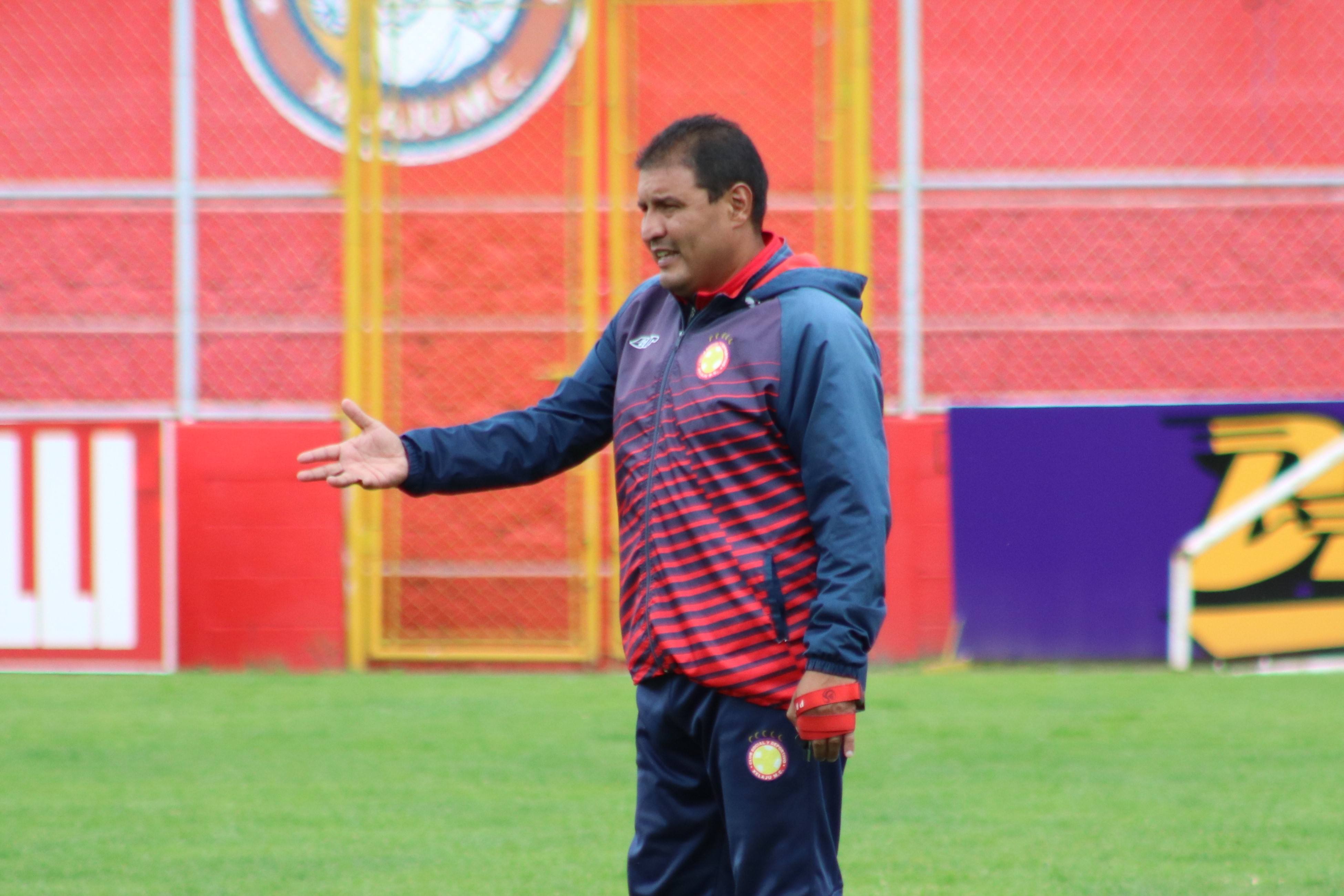 El técnico de Xelajú, Walter Horacio Gozález, busca meter de nuevo a los chivos en zona de clasificación. (Foto Prensa Libre: Raúl Juárez)