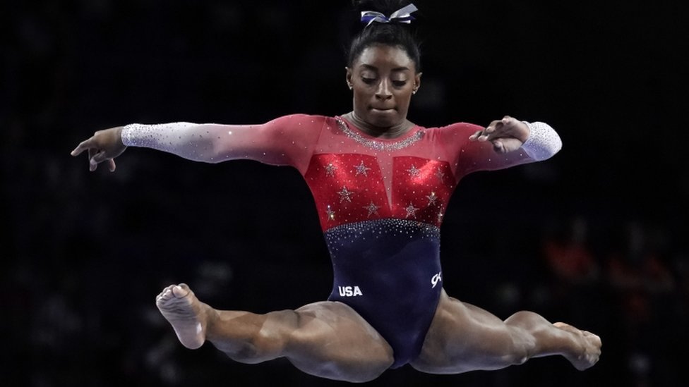 Simone Biles volvió a marcar un récord femenino en el Mundial de Gimnasia de Alemania y ya lleva acumuladas 21 medallas.