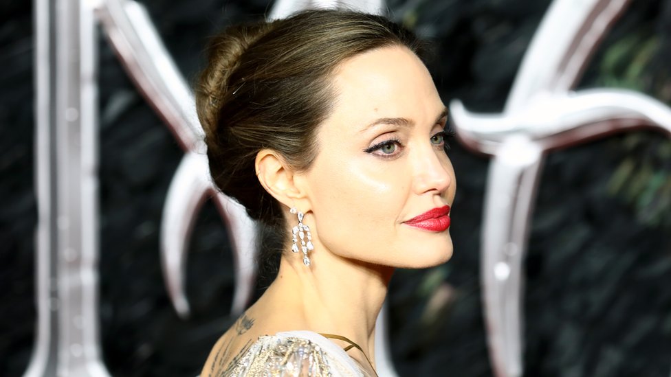 Angelina Jolie, estuvo en el estreno de su nueva película Maléfica: Dueña del Mal, en Londres.