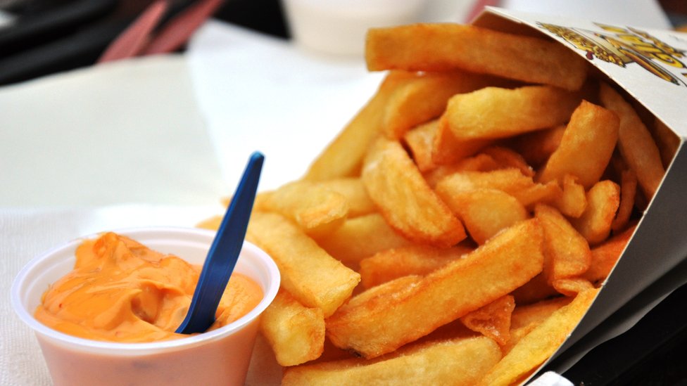 Las "frites" con salsa andalouse son típicas de Bruselas, la capital belga.
